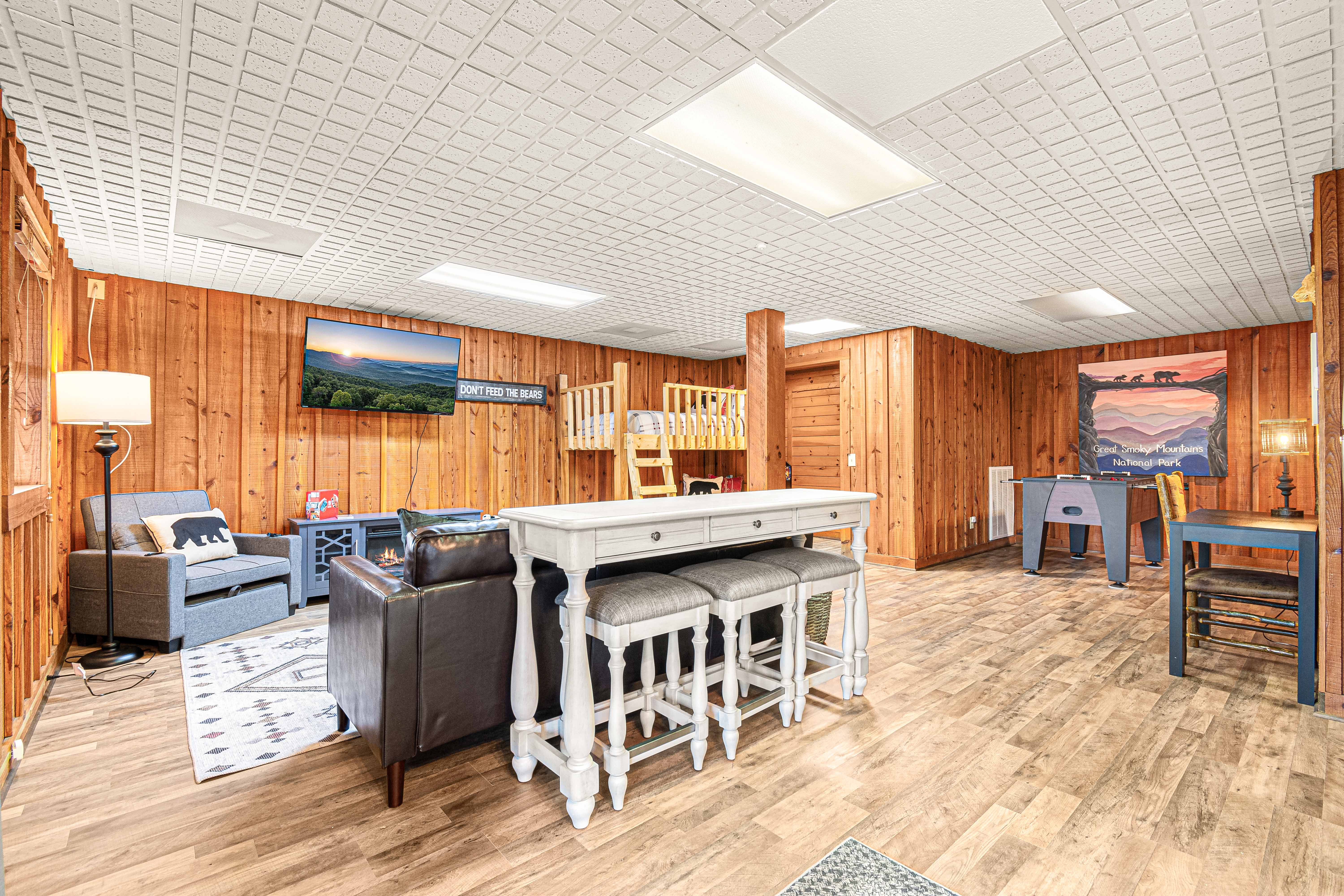 Gatlinburg, Tennessee, 37738, United States, 3 Bedrooms Bedrooms, ,4 BathroomsBathrooms,Residential,For Sale,1977450