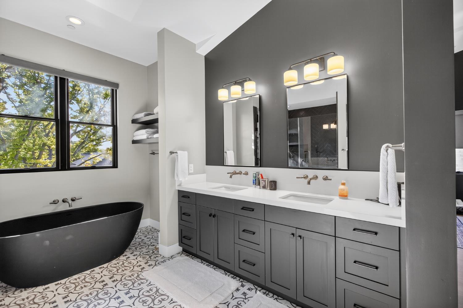 Sacramento, California, 95816, United States, 3 Bedrooms Bedrooms, ,5 BathroomsBathrooms,Residential,For Sale,1978117