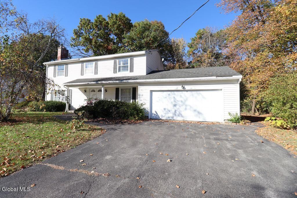 Brookshire Dr, Schenectady, NY 12309