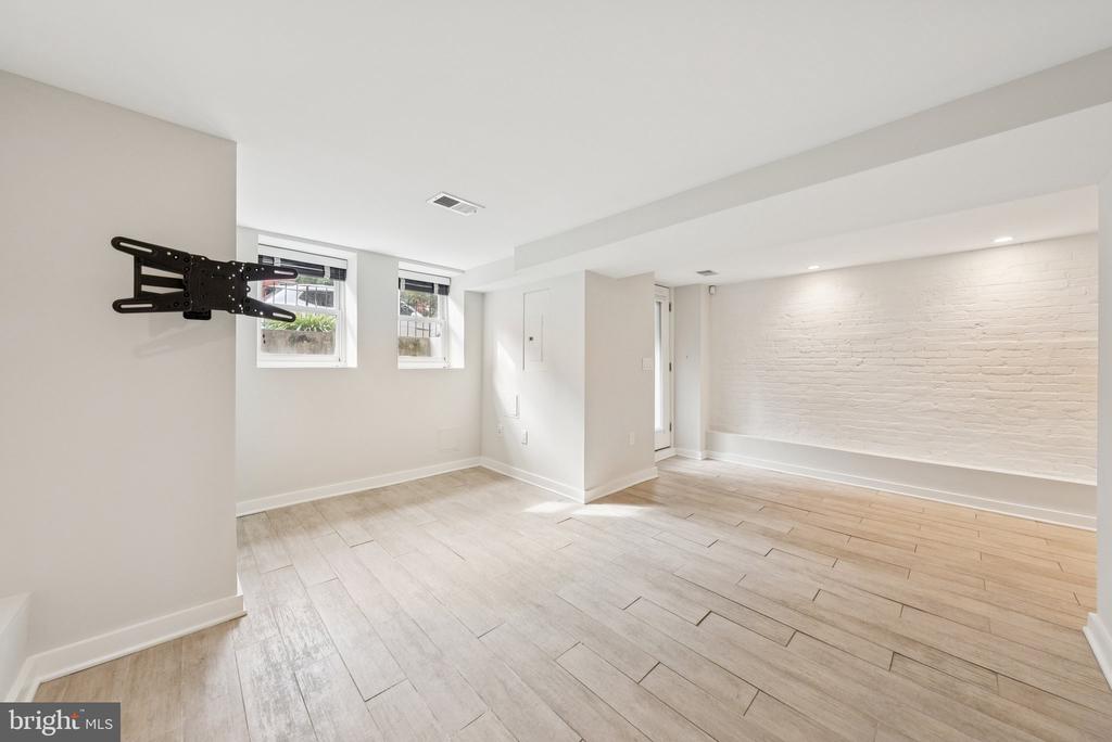 Washington, District of Columbia, 20001, United States, 6 Bedrooms Bedrooms, ,6 BathroomsBathrooms,Residential,For Sale,1983569