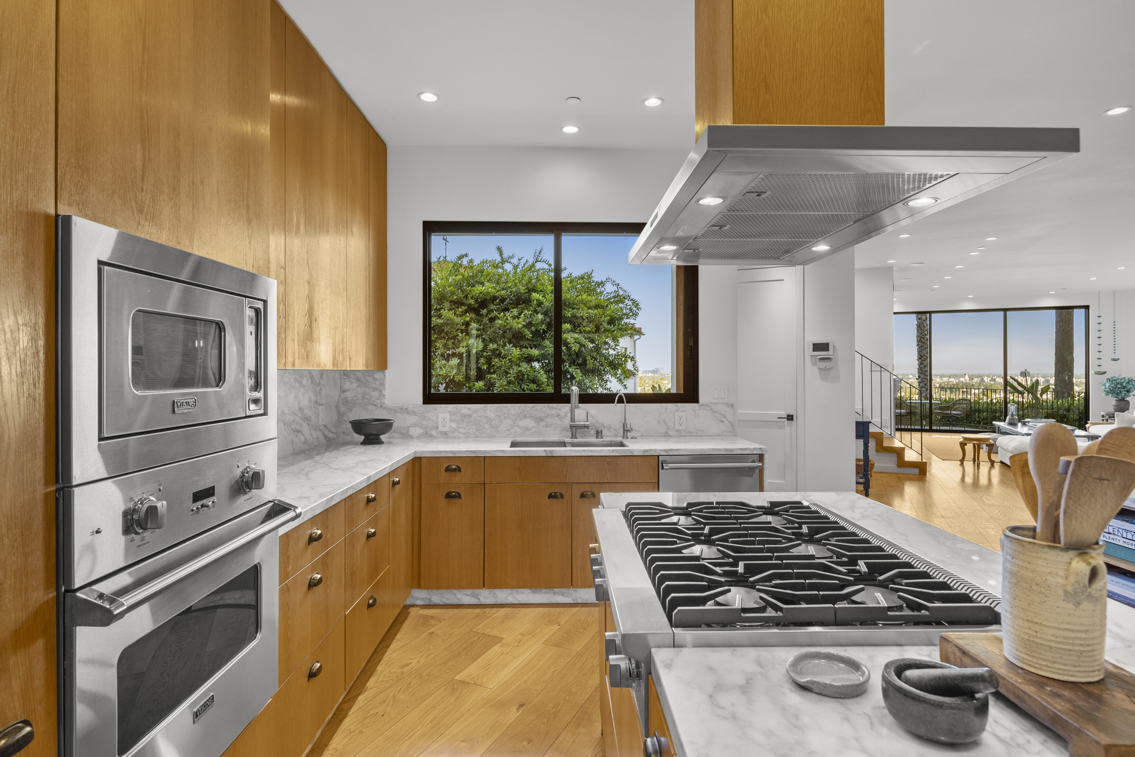  8241 Lincoln Terrace - 物件實景