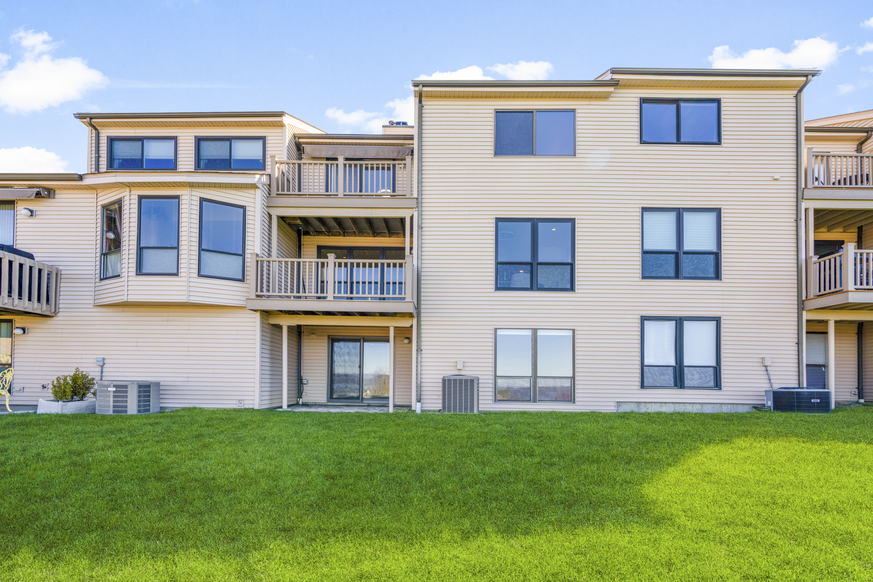  Water Views in Hudson Watch - 物件實景