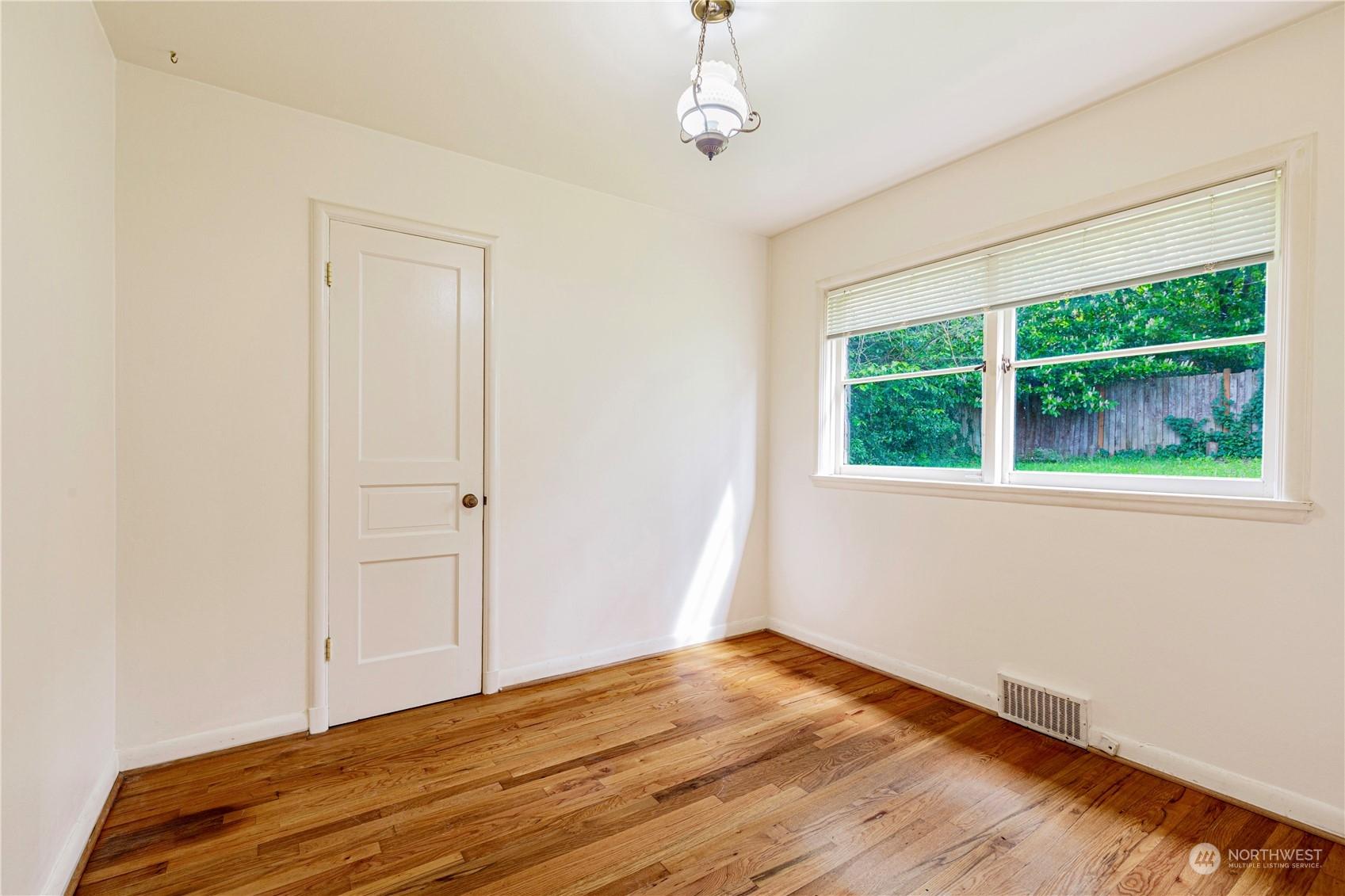 SEATTLE, Washington, 98199, United States, 2 Bedrooms Bedrooms, ,1 BathroomBathrooms,Residential,For Sale,1695948