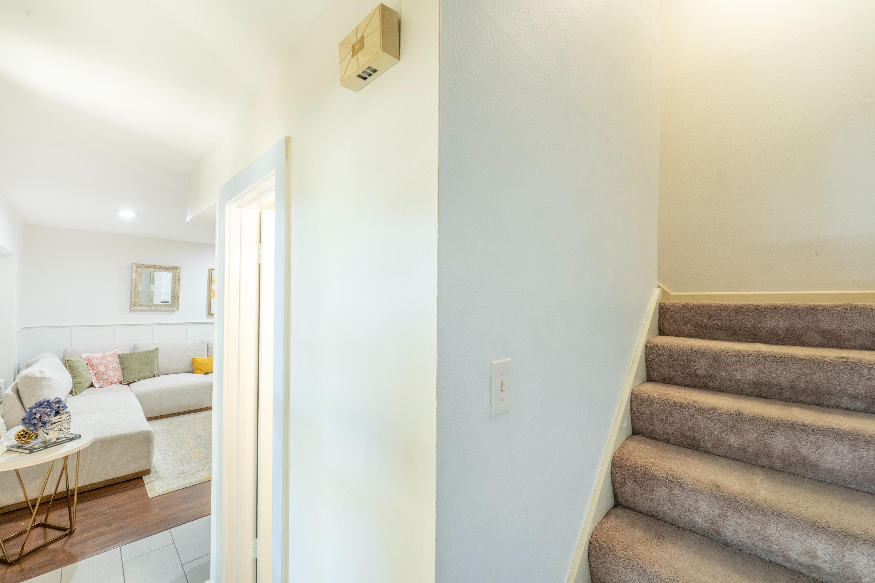  Comfort, Convenience, and Charm—Beautiful 3-Bedroom Townhome - 物件實景
