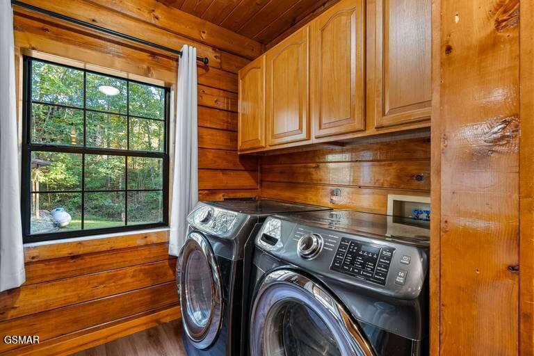Sevierville, Tennessee, 37876, United States, 2 Bedrooms Bedrooms, ,4 BathroomsBathrooms,Residential,For Sale,2019046