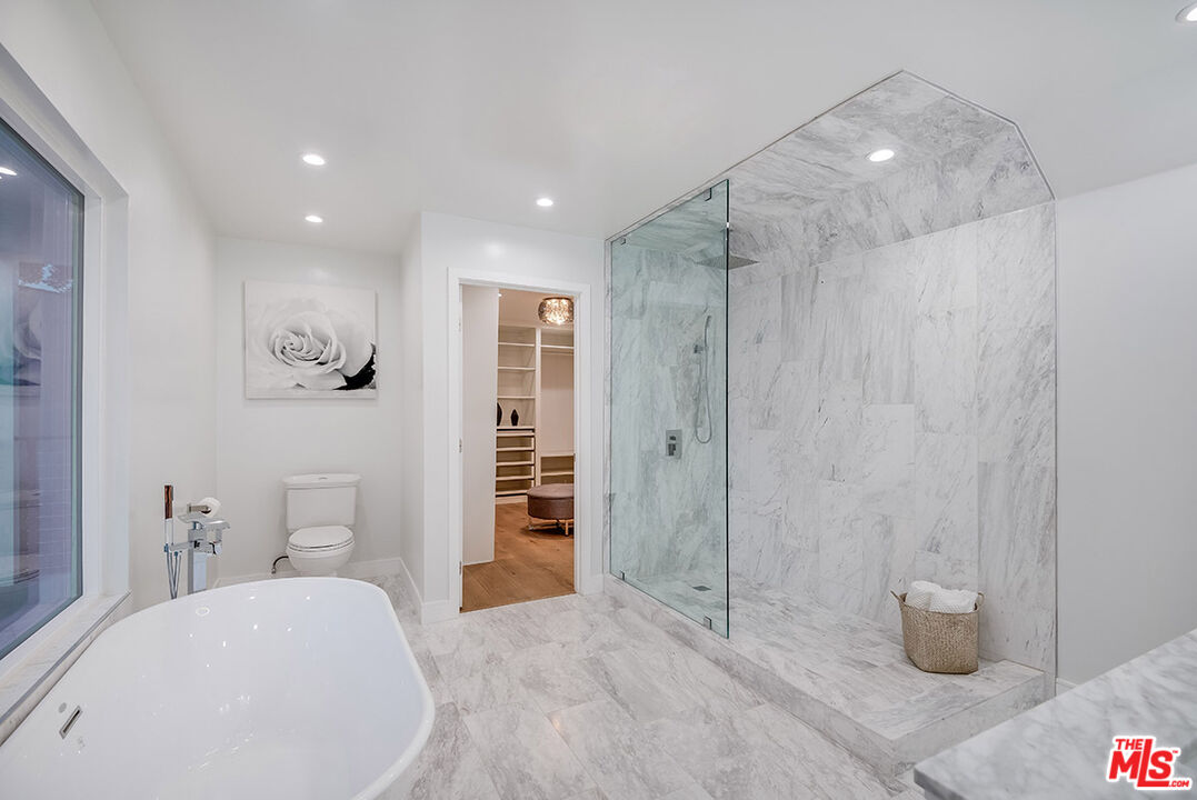 Los Angeles, California, 90068, United States, 6 Bedrooms Bedrooms, ,7 BathroomsBathrooms,Residential,For Sale,1840011