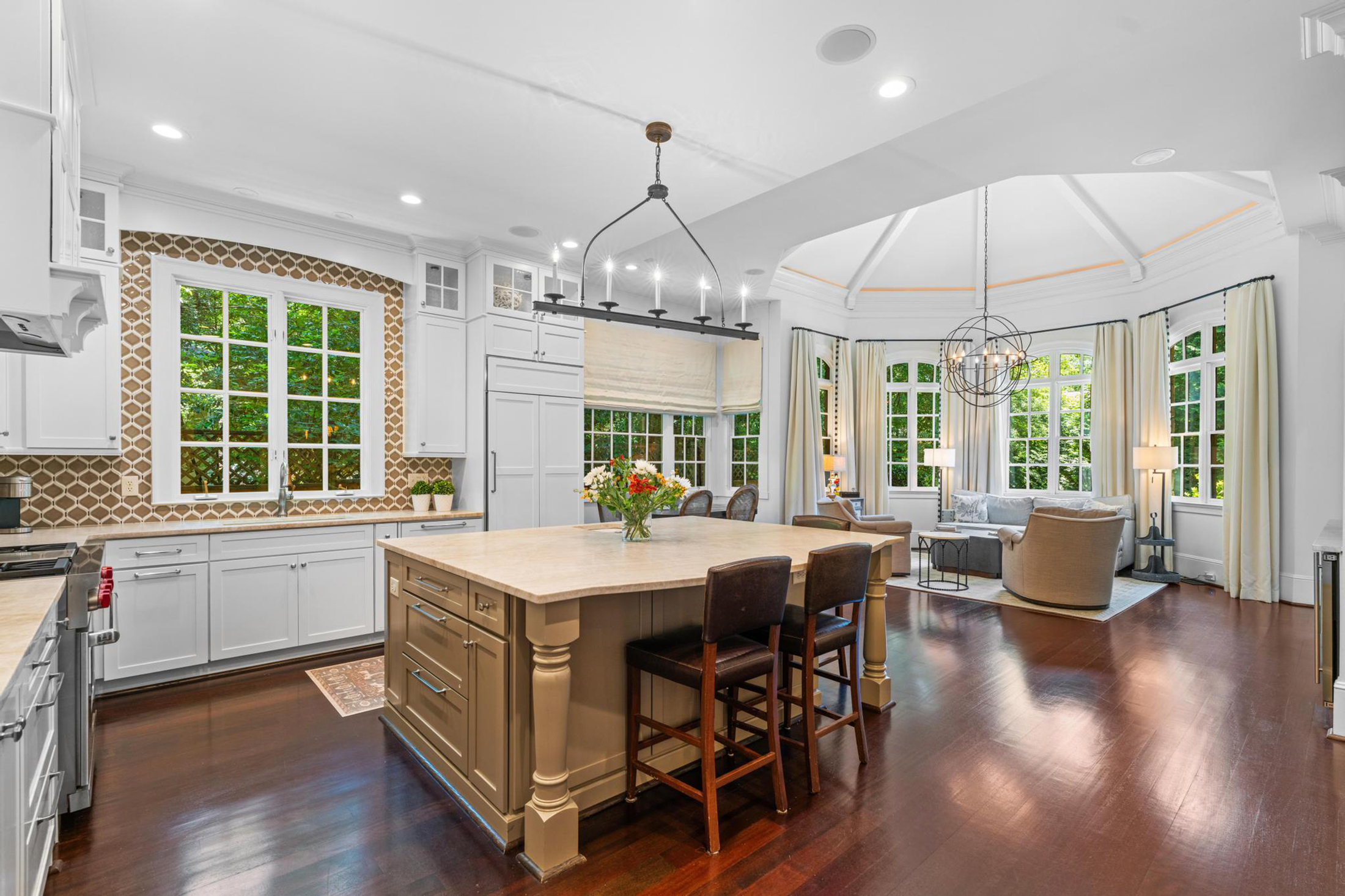  Sophisticated Newer Custom-built Home in Desirable Garden Hills - 物件實景