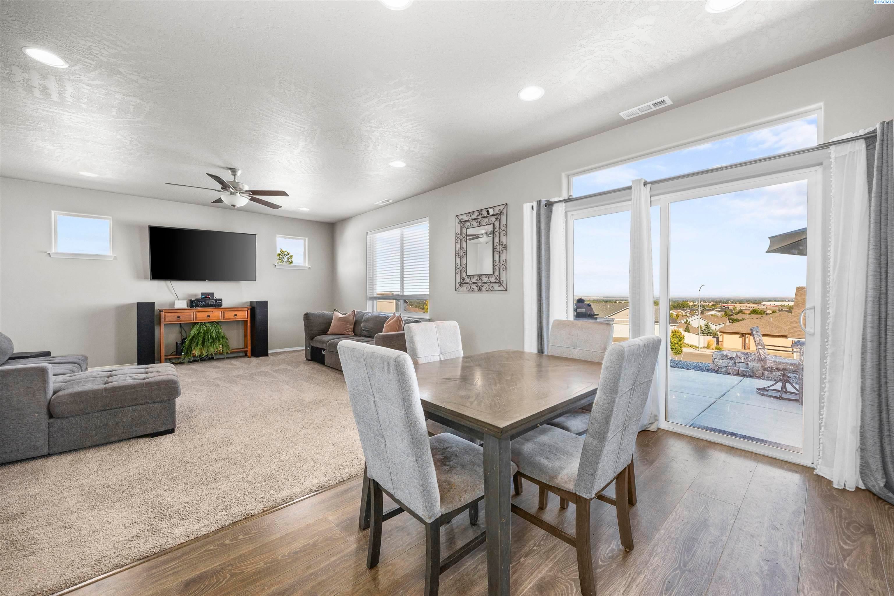 Kennewick, Washington, 99338, United States, 5 Bedrooms Bedrooms, ,3 BathroomsBathrooms,Residential,For Sale,1914232