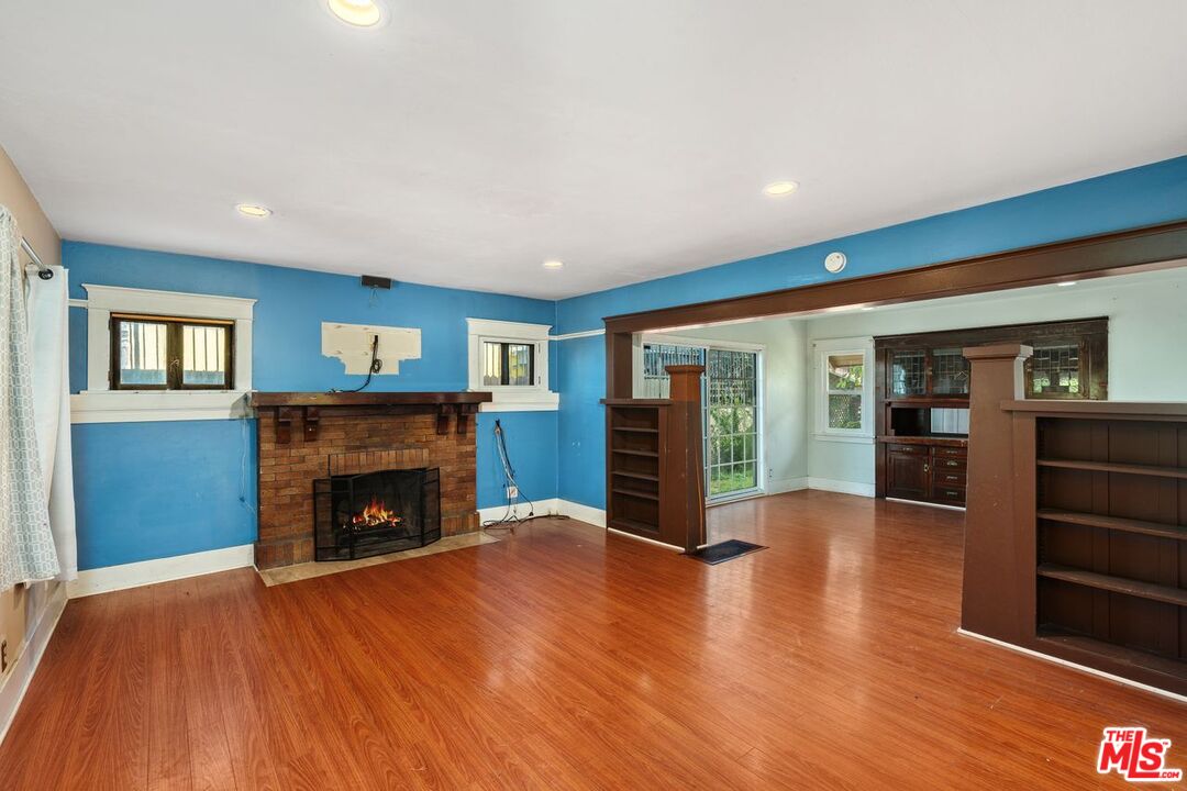 Los Angeles, California, 90043, United States, 3 Bedrooms Bedrooms, ,3 BathroomsBathrooms,Residential,For Sale,1818072