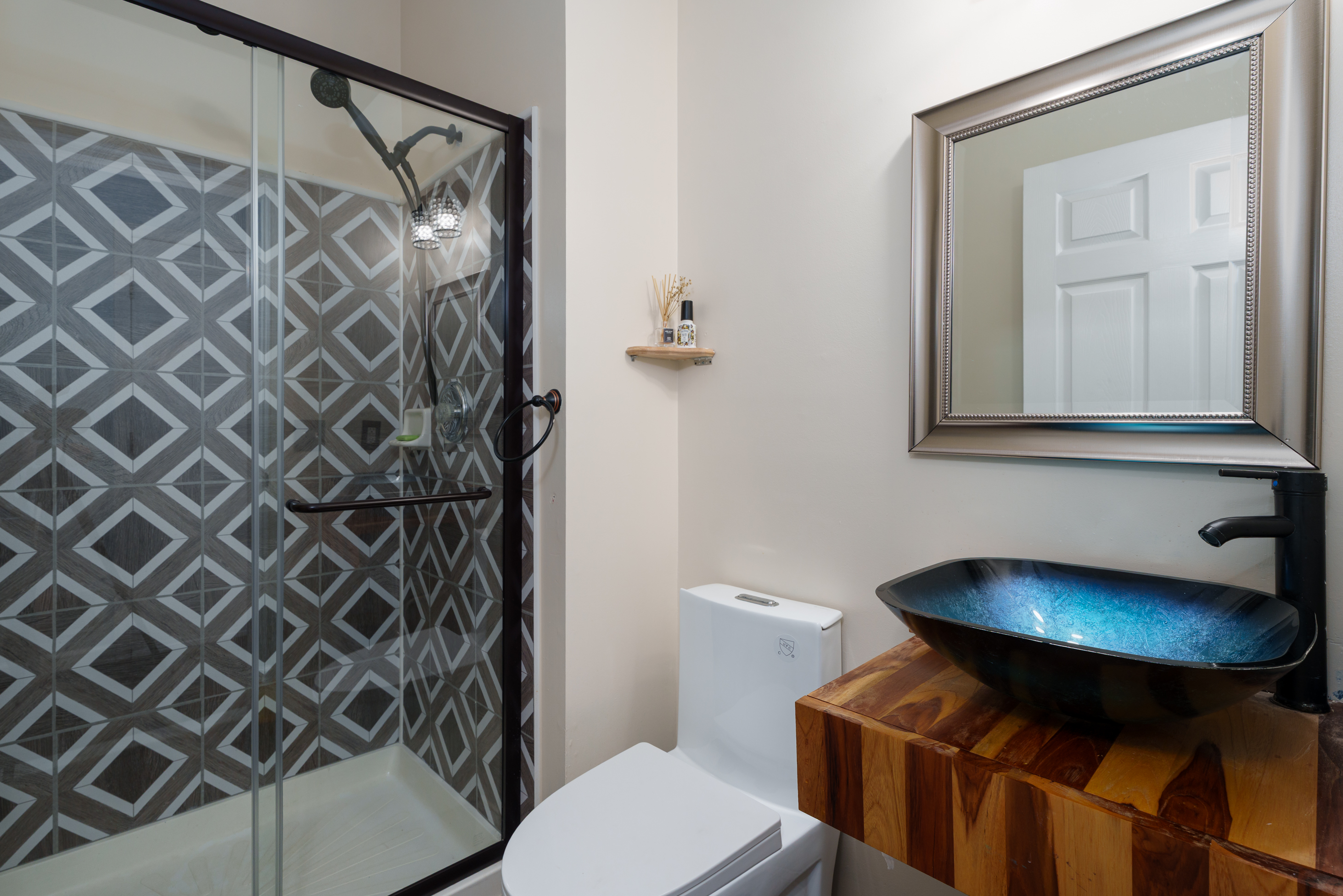  Bright Updated Kitchen, Bold New Bathrooms, Beautiful Setting - 物件實景