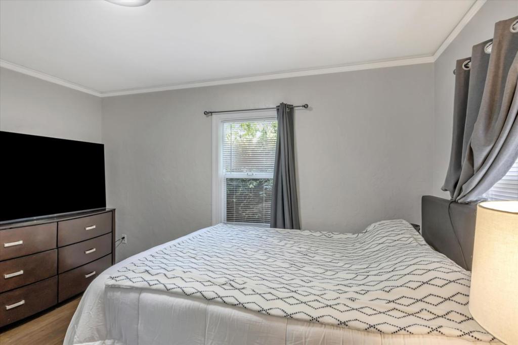 Hayward, California, 94541, United States, 2 Bedrooms Bedrooms, ,1 BathroomBathrooms,Residential,For Sale,1976609