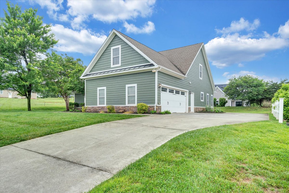 Huddleston, Virginia, 24104, United States, 4 Bedrooms Bedrooms, ,4 BathroomsBathrooms,Residential,For Sale,2048445