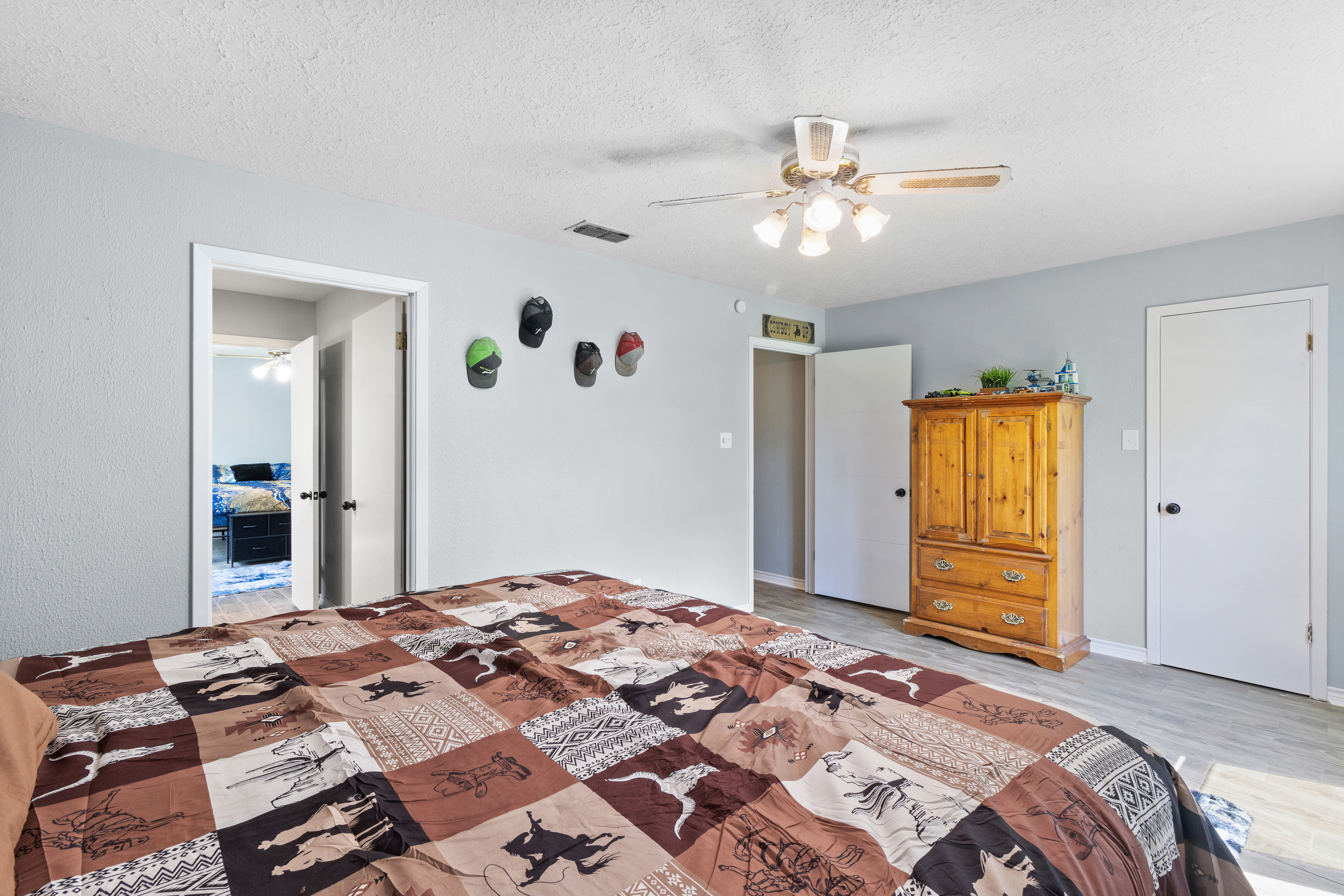 Henderson, Texas, 75652, United States, 6 Bedrooms Bedrooms, ,5 BathroomsBathrooms,Residential,For Sale,1920809