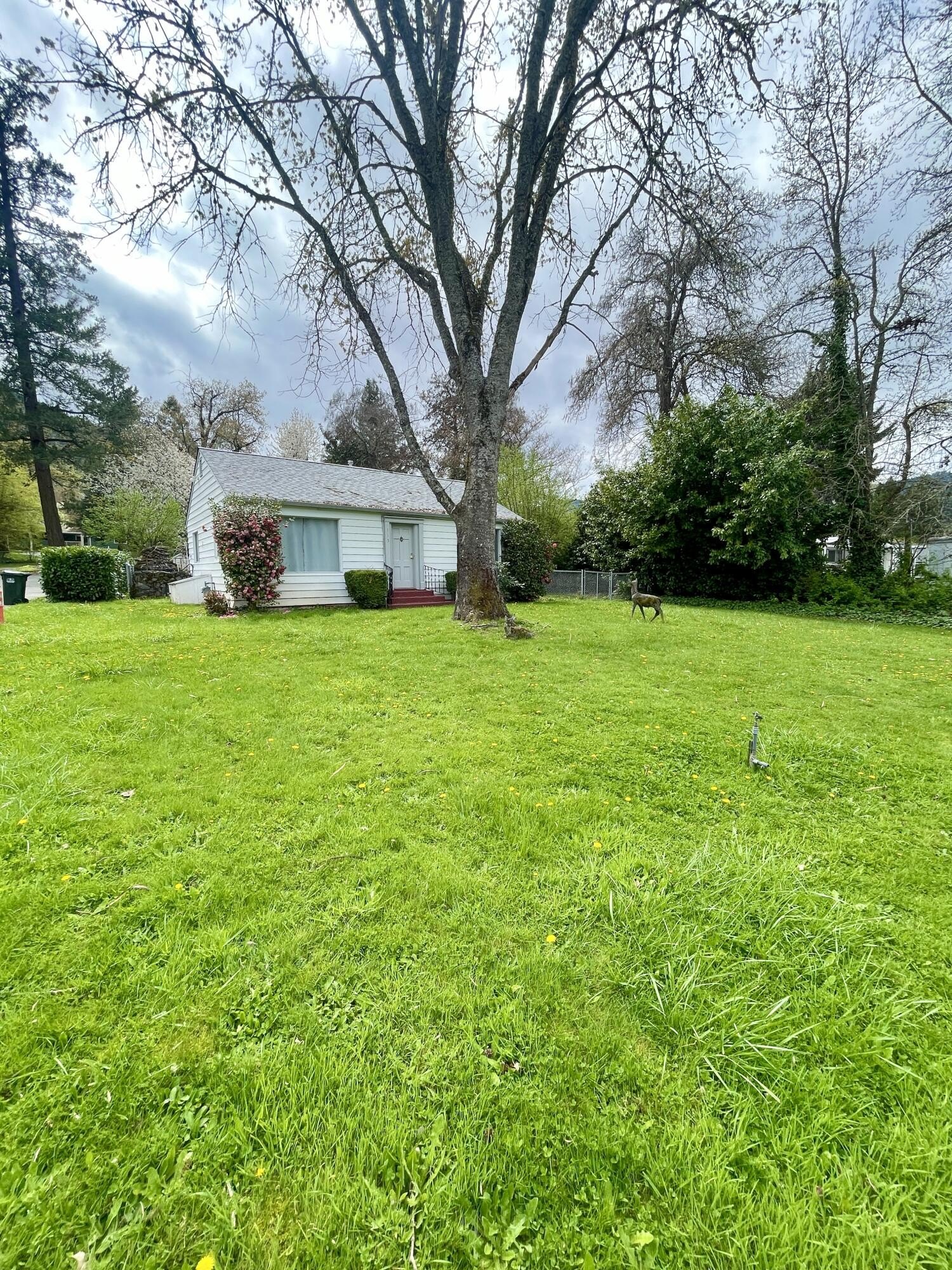 Grants Pass, Oregon, 97527, United States, 4 Bedrooms Bedrooms, ,3 BathroomsBathrooms,Residential,For Sale,1984338