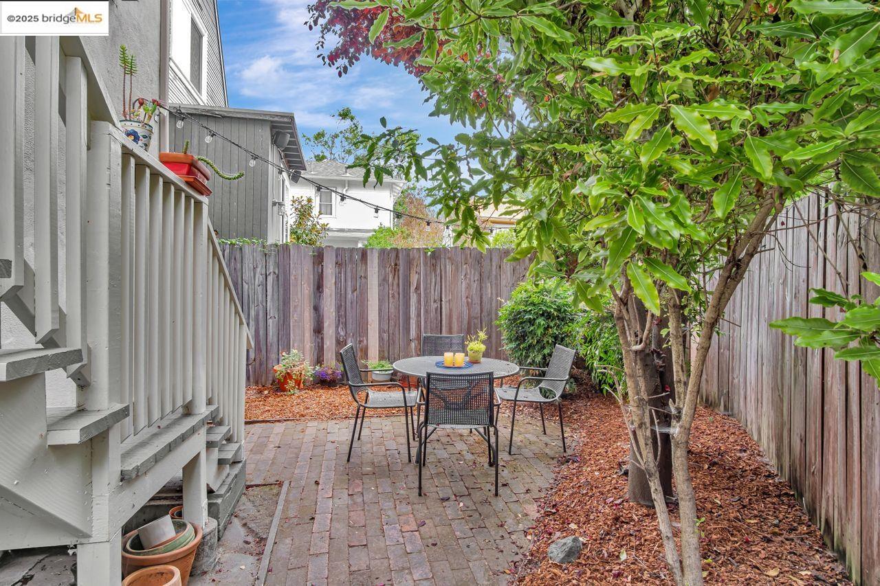 Oakland, California, 94609, United States, 2 Bedrooms Bedrooms, ,1 BathroomBathrooms,Residential,For Sale,1934711