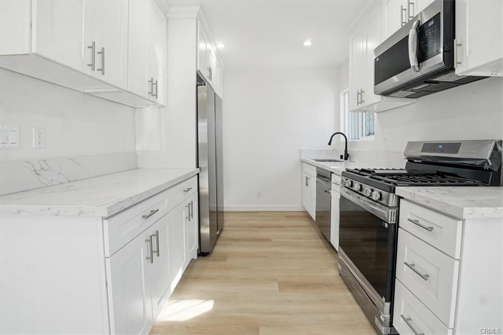 Los Angeles, California, 90003, United States, 5 Bedrooms Bedrooms, ,Residential,For Sale,2007748