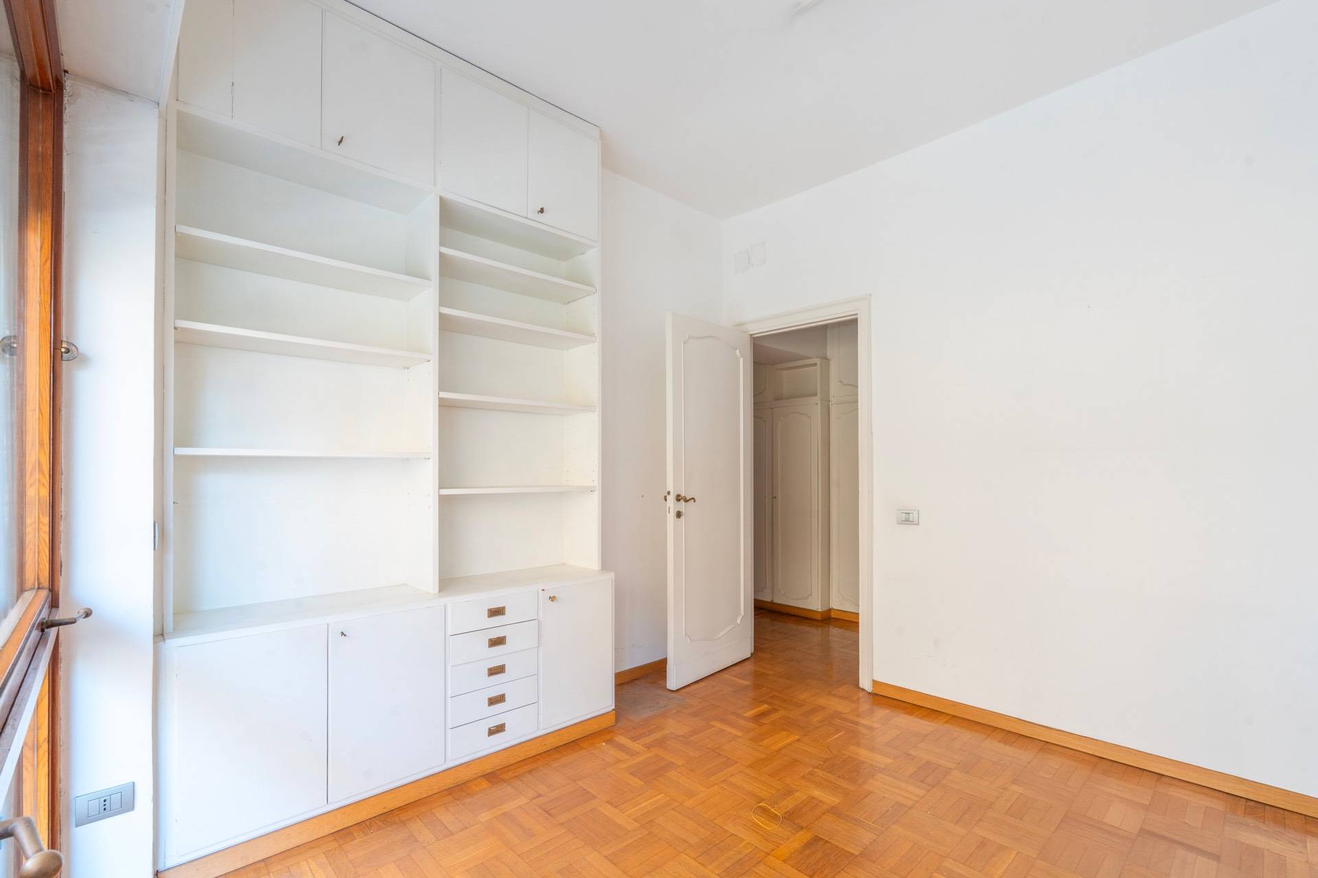 Roma, Roma, 00100, IT, 4 Bedrooms Bedrooms, ,2 BathroomsBathrooms,Residential,For Sale,1836935