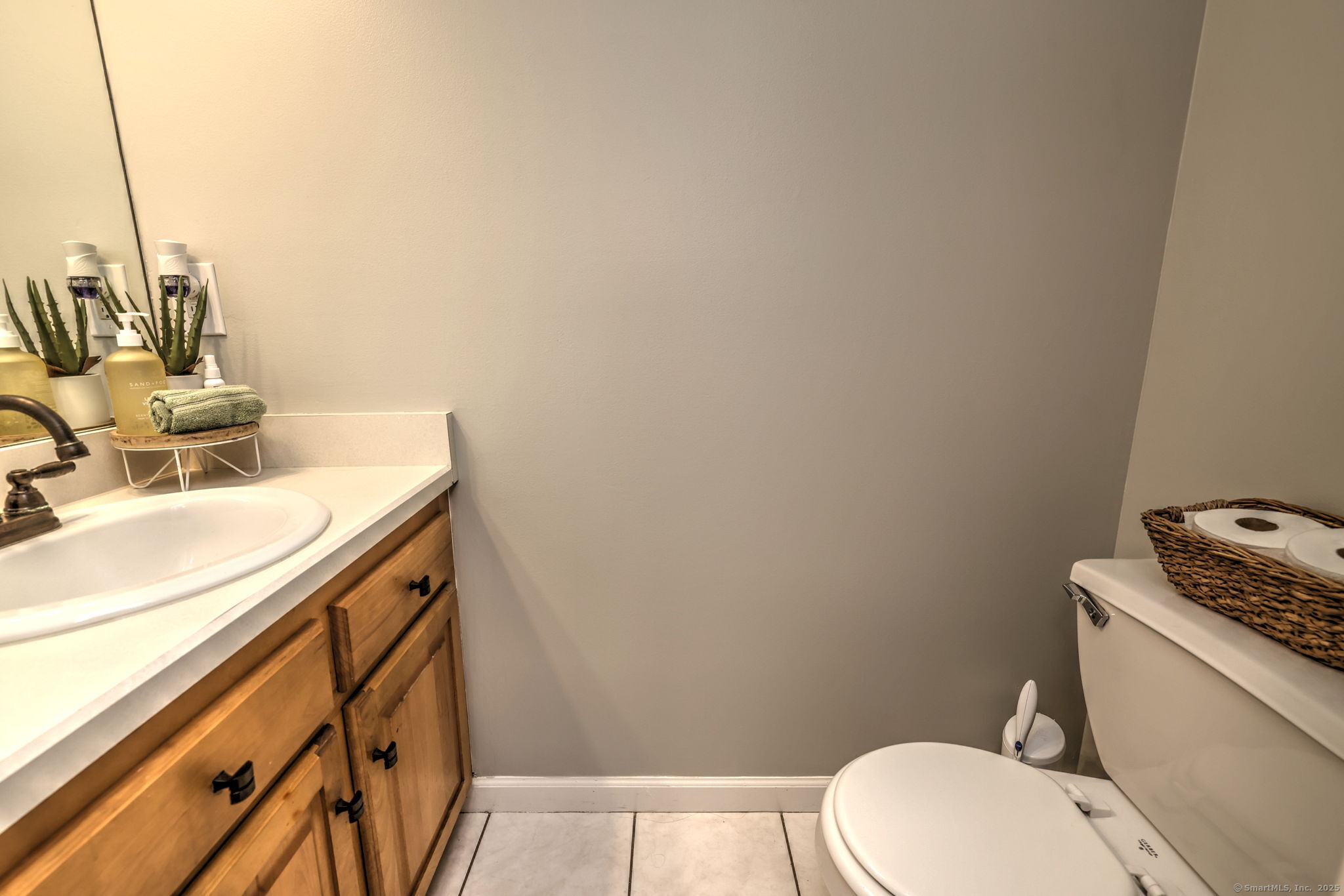 Shelton, Connecticut, 06484, United States, 4 Bedrooms Bedrooms, ,4 BathroomsBathrooms,Residential,For Sale,2001799