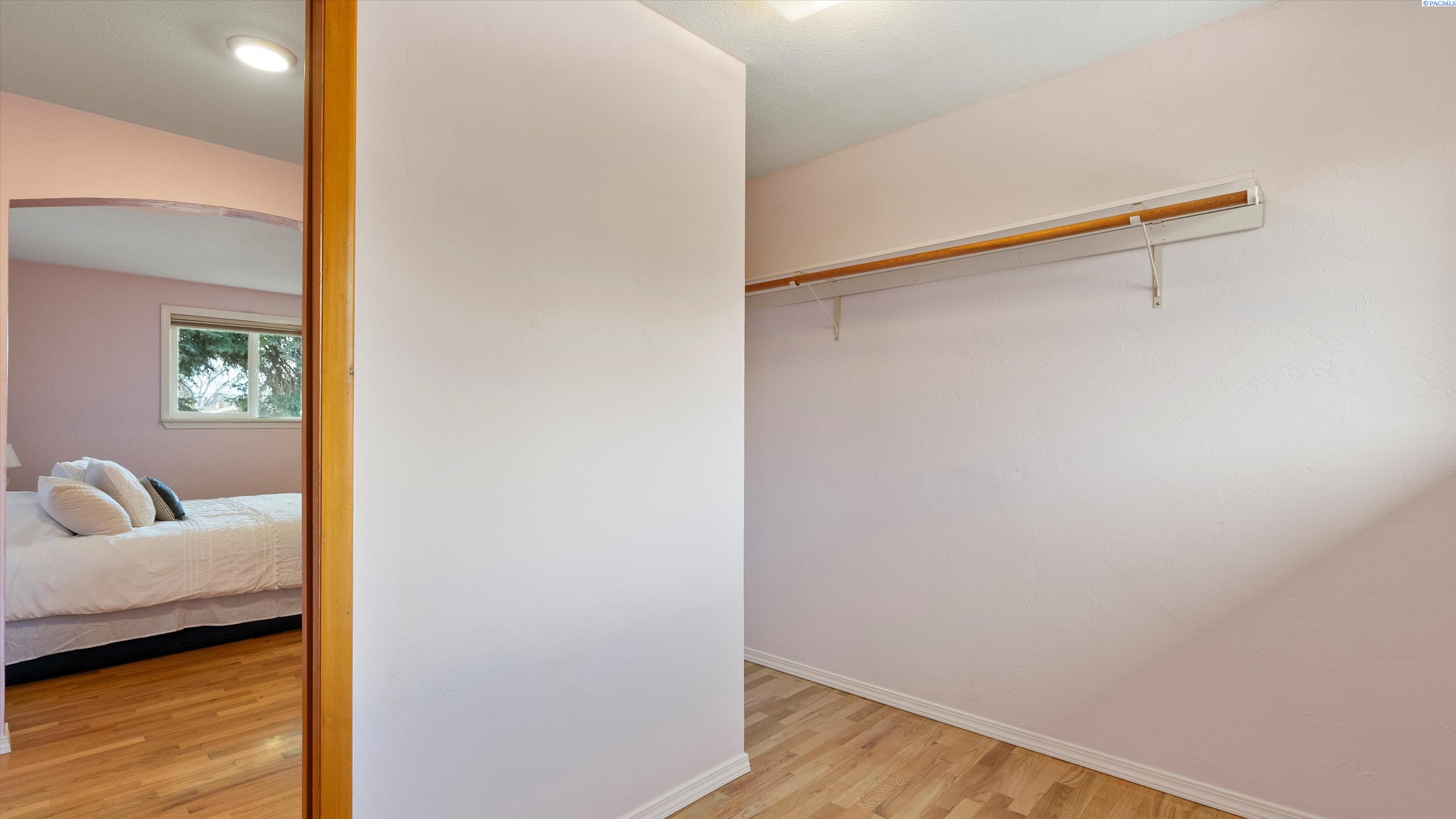 Kennewick, Washington, 99337, United States, 4 Bedrooms Bedrooms, ,2 BathroomsBathrooms,Residential,For Sale,1939902