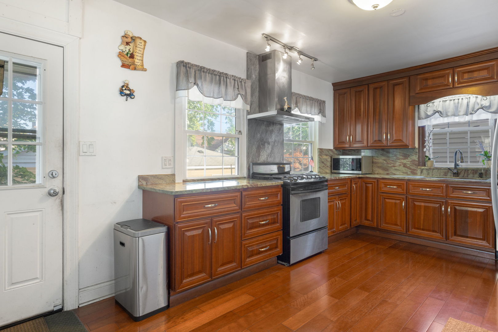 Oak Park, Illinois, 60304, United States, 4 Bedrooms Bedrooms, ,3 BathroomsBathrooms,Residential,For Sale,1966946