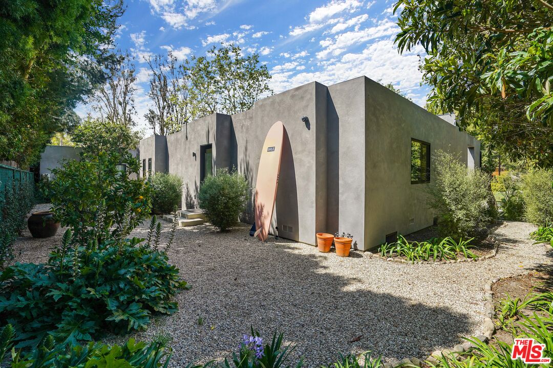 Malibu, California, 90265, United States, 4 Bedrooms Bedrooms, ,3 BathroomsBathrooms,Residential,For Sale,1917899