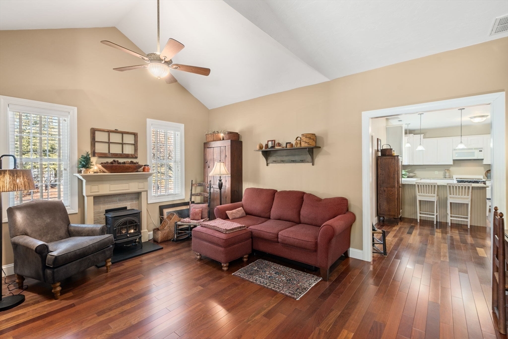 Uxbridge, Massachusetts, 01569, United States, 2 Bedrooms Bedrooms, ,2 BathroomsBathrooms,Residential,For Sale,2006333