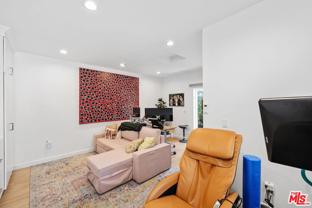 Los Angeles, California, 90034, United States, 4 Bedrooms Bedrooms, ,Residential,For Sale,1991116