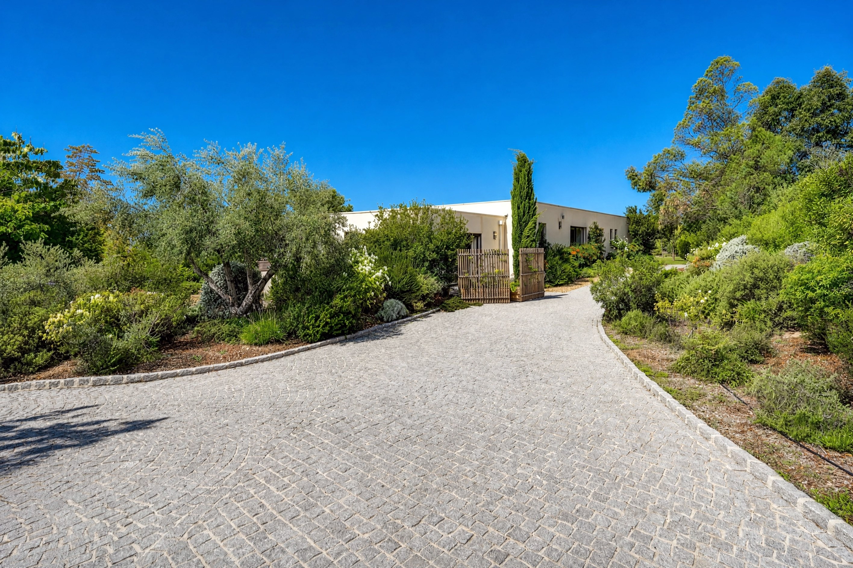  THE LUXURY OF SINGLE-LEVEL LIVING IN A SECURE PRIVATE ESTATE - 物件實景