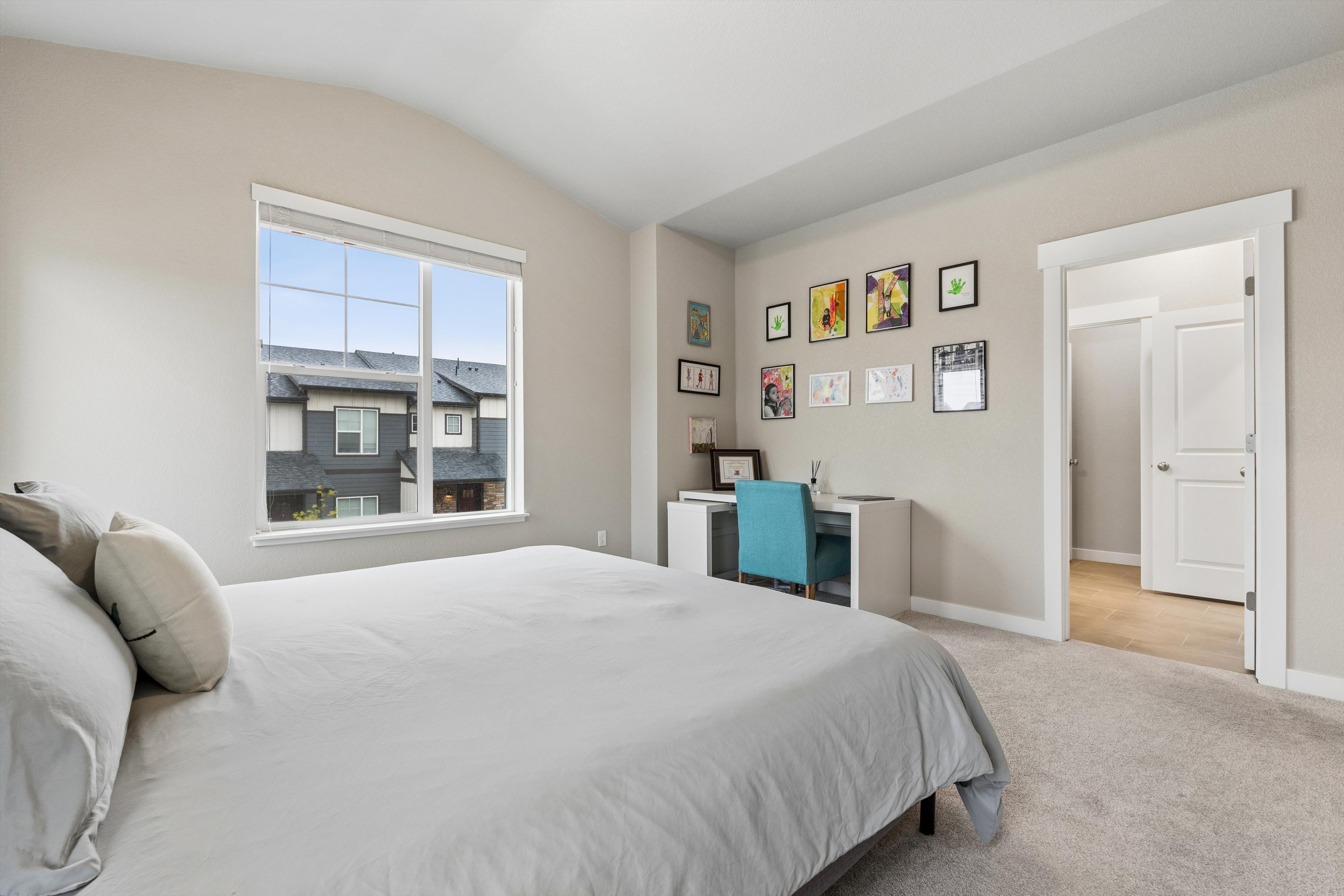  Beautifully Maintained 3-Bed, 3-Bath End Unit Home with an Attached 2-Car Garage - 物件實景