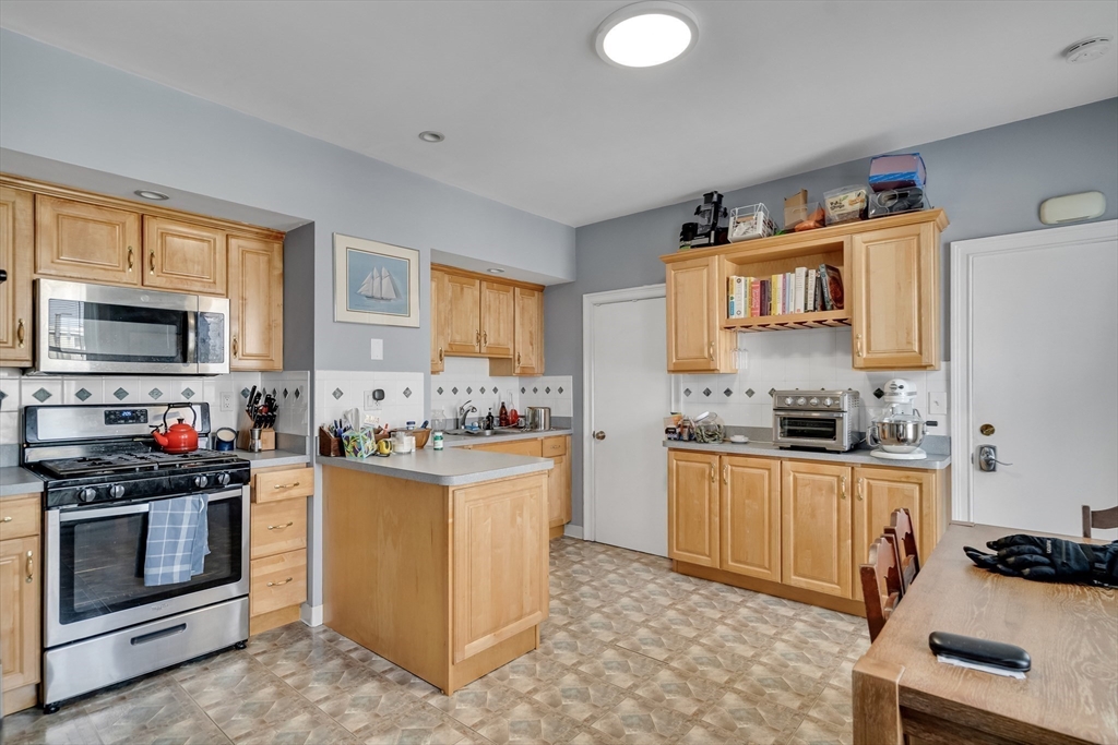 Cambridge, Massachusetts, 02141, United States, 7 Bedrooms Bedrooms, ,4 BathroomsBathrooms,Residential,For Sale,1901897