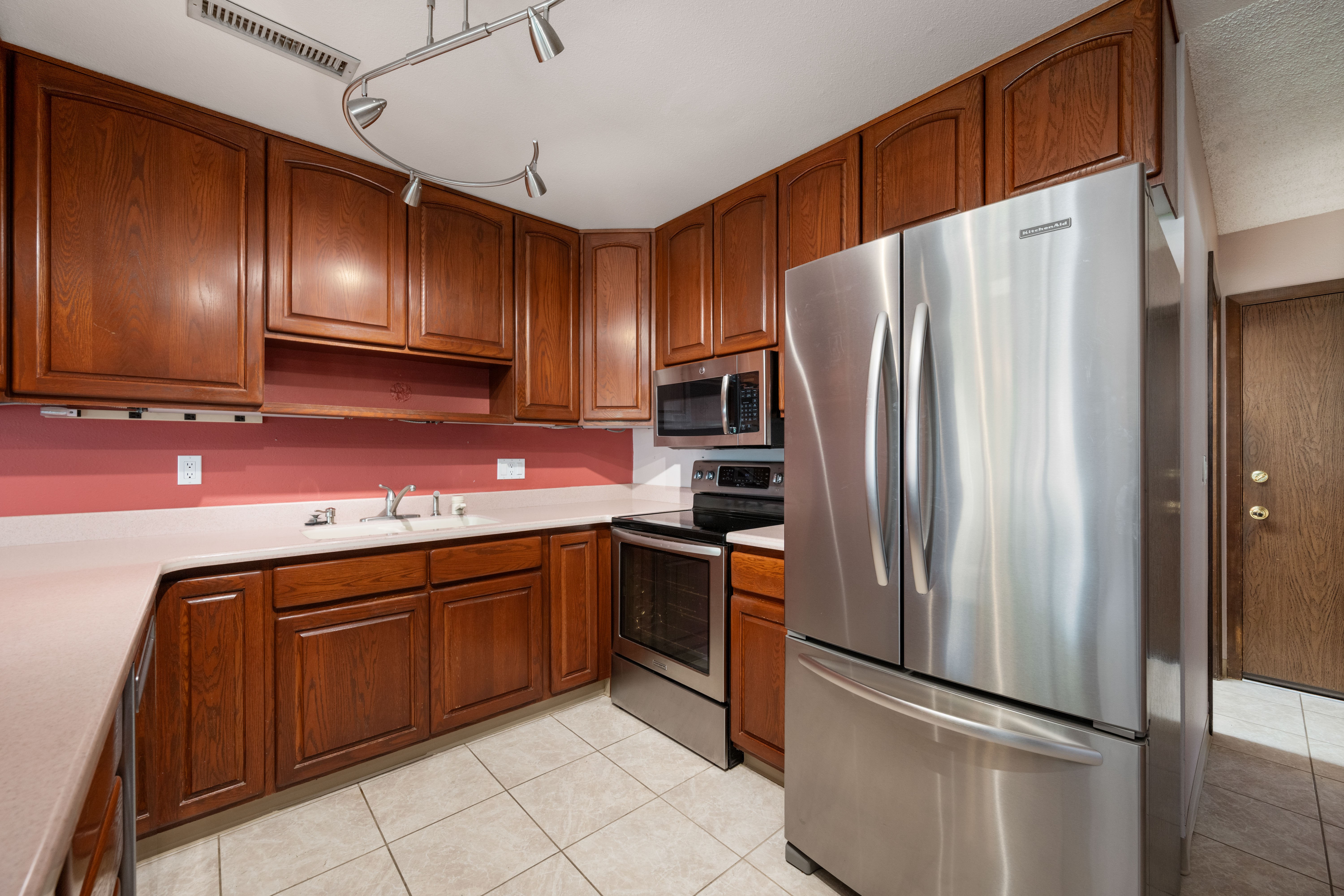  Affordable Ground Level Condo w/ Great Amenities - 物件實景