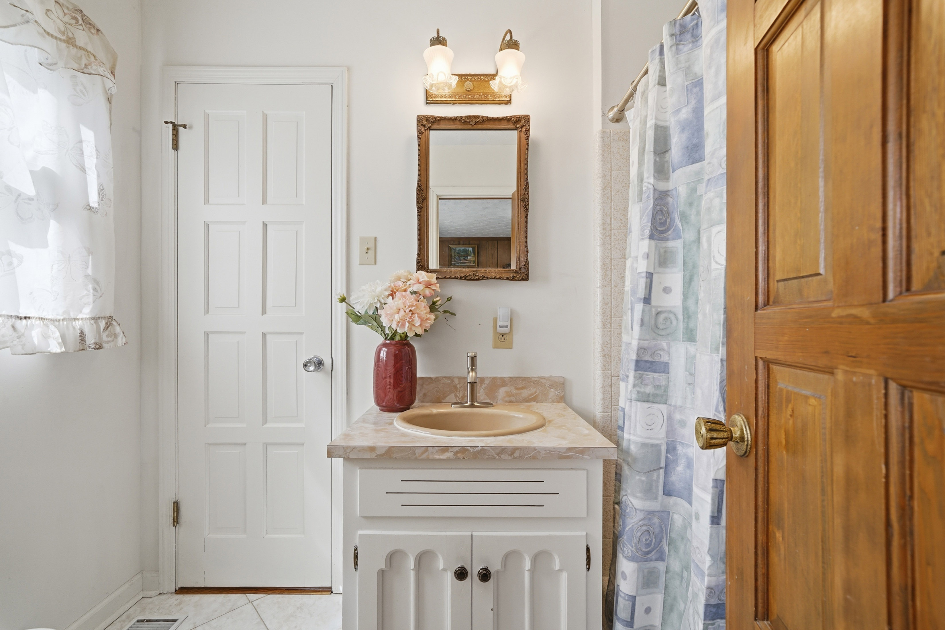  Brick Ranch Perfectly Positioned on 27 Acres with Pond - 物件實景