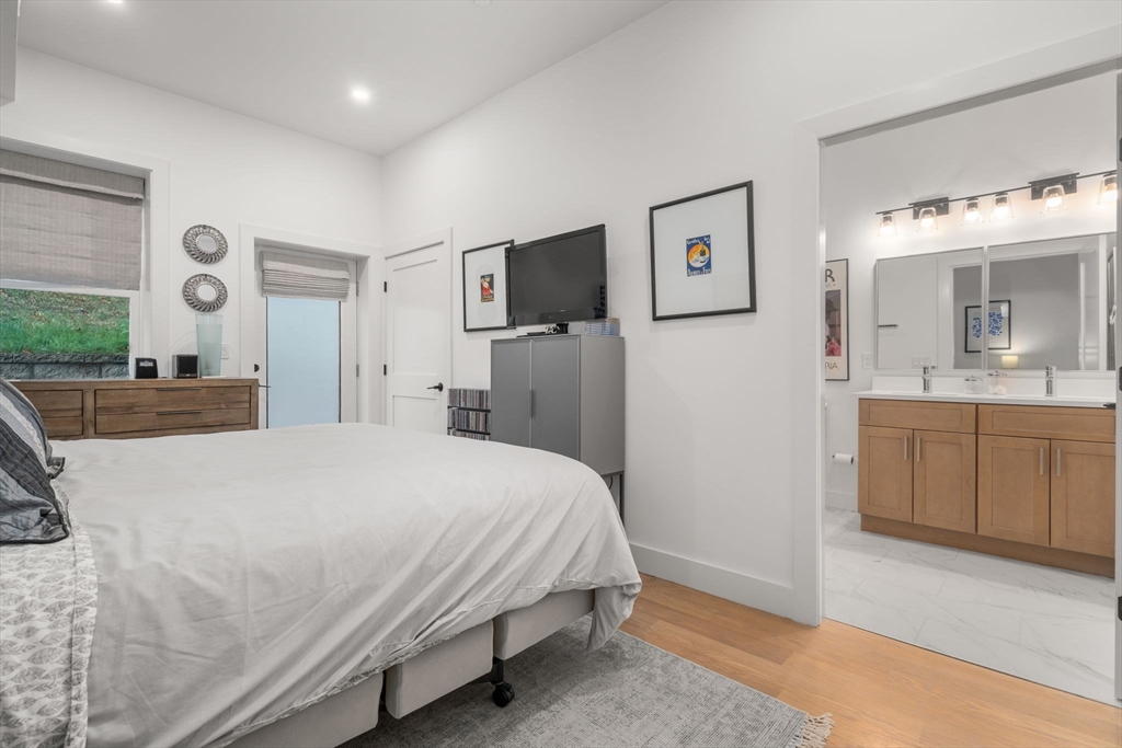 Boston, Massachusetts, 02128, United States, 2 Bedrooms Bedrooms, ,2 BathroomsBathrooms,Residential,For Sale,1940693