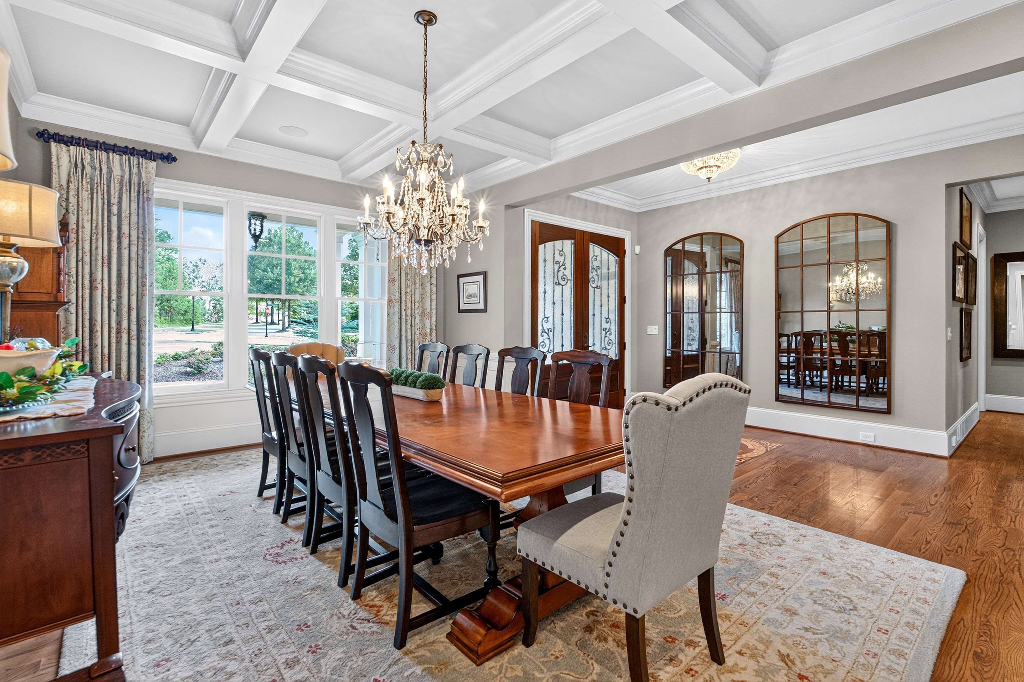  Experience Refined Estate Living in this Exceptional All-Brick and Stone Ranch - 物件實景