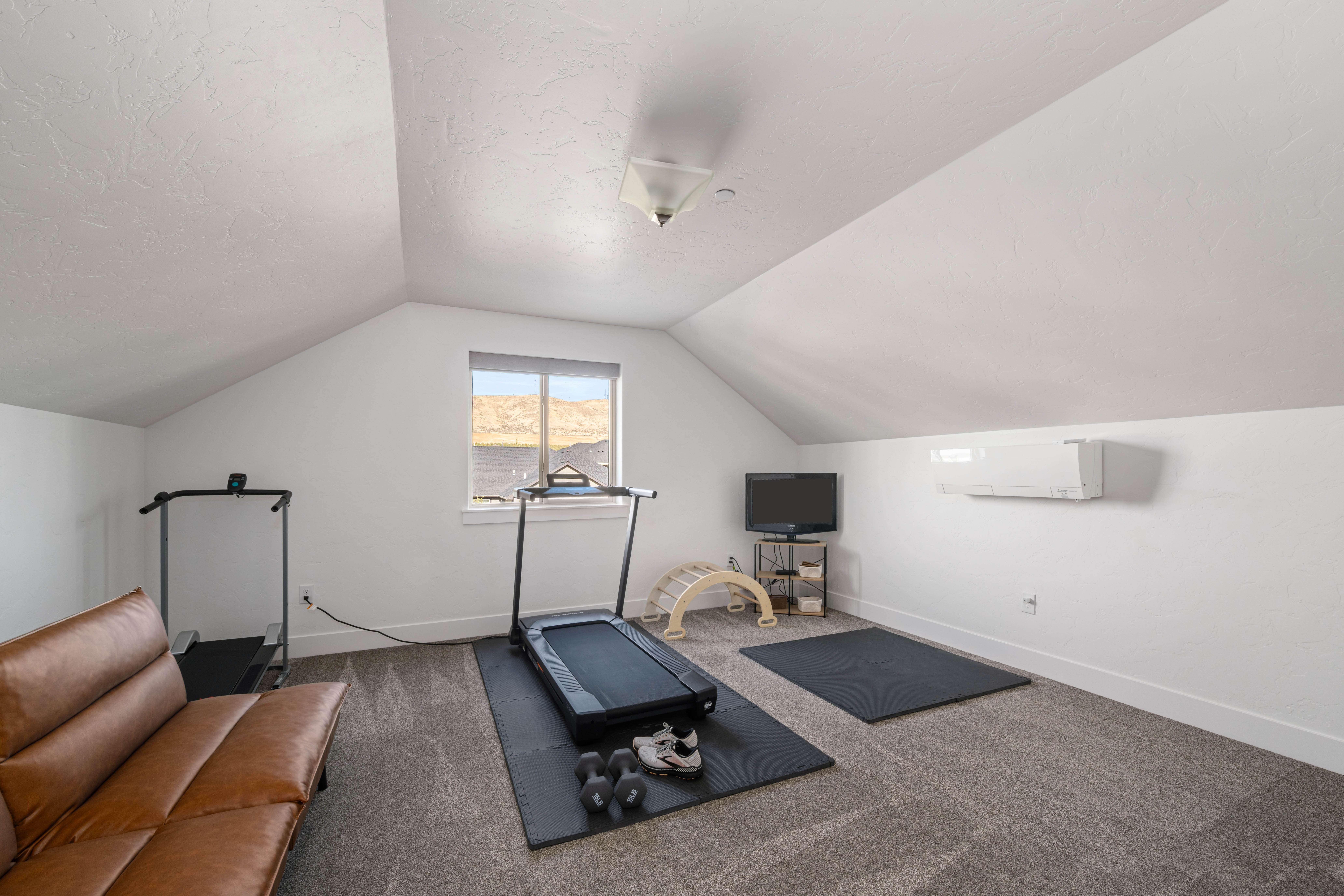  Like NEW - Rambler + Bonus Room - 物件實景