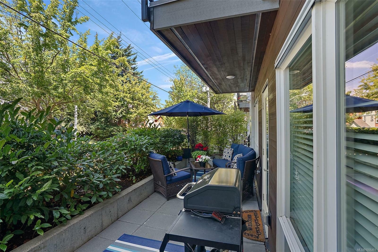 VICTORIA, British Columbia, V8V 1R5, CA, 2 Bedrooms Bedrooms, ,Residential,For Sale,1885284