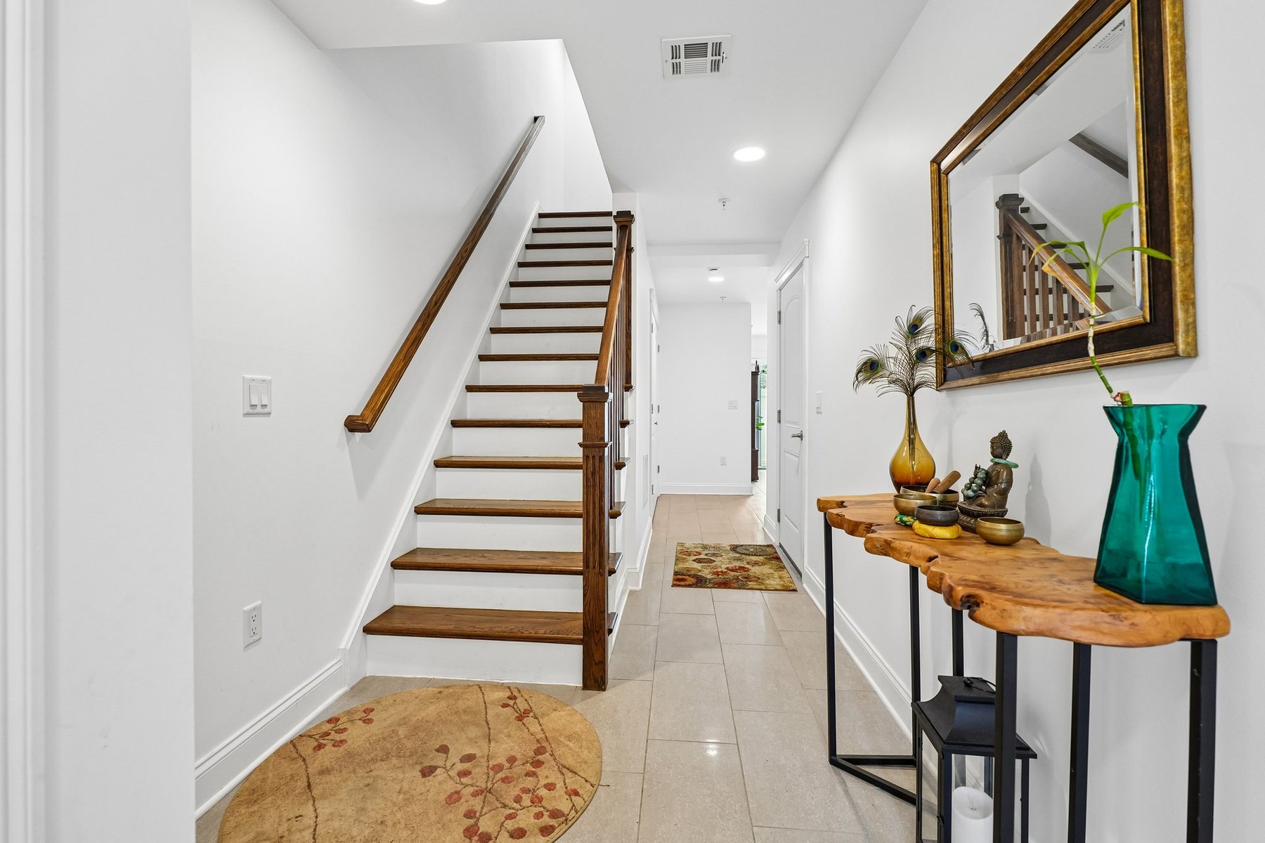  ?Steven Court Community? Meticulously Maintained Top to Bottom Townhome - 物件實景