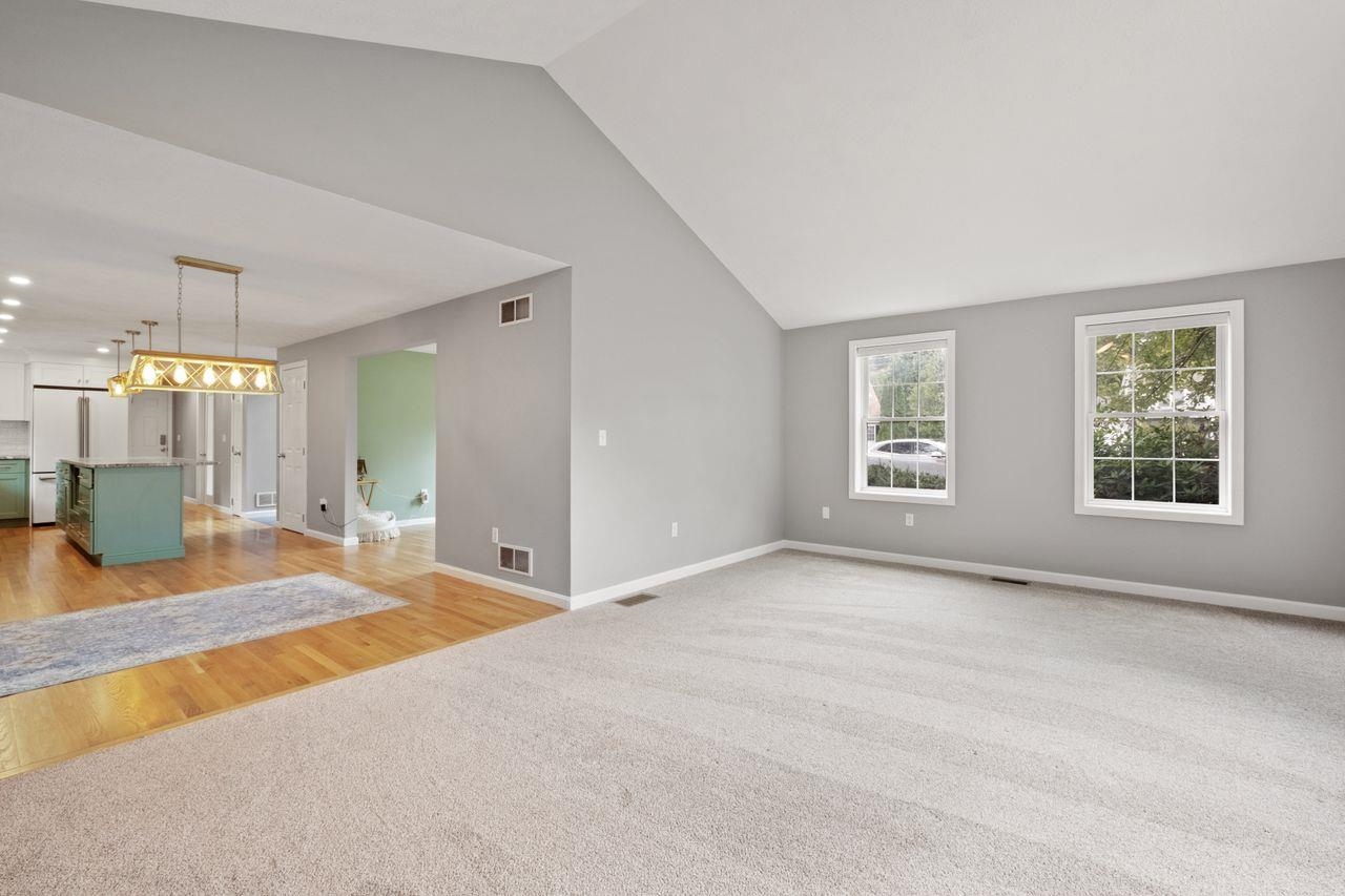 Hudson, New Hampshire, 03051, United States, 3 Bedrooms Bedrooms, ,2 BathroomsBathrooms,Residential,For Sale,1940270