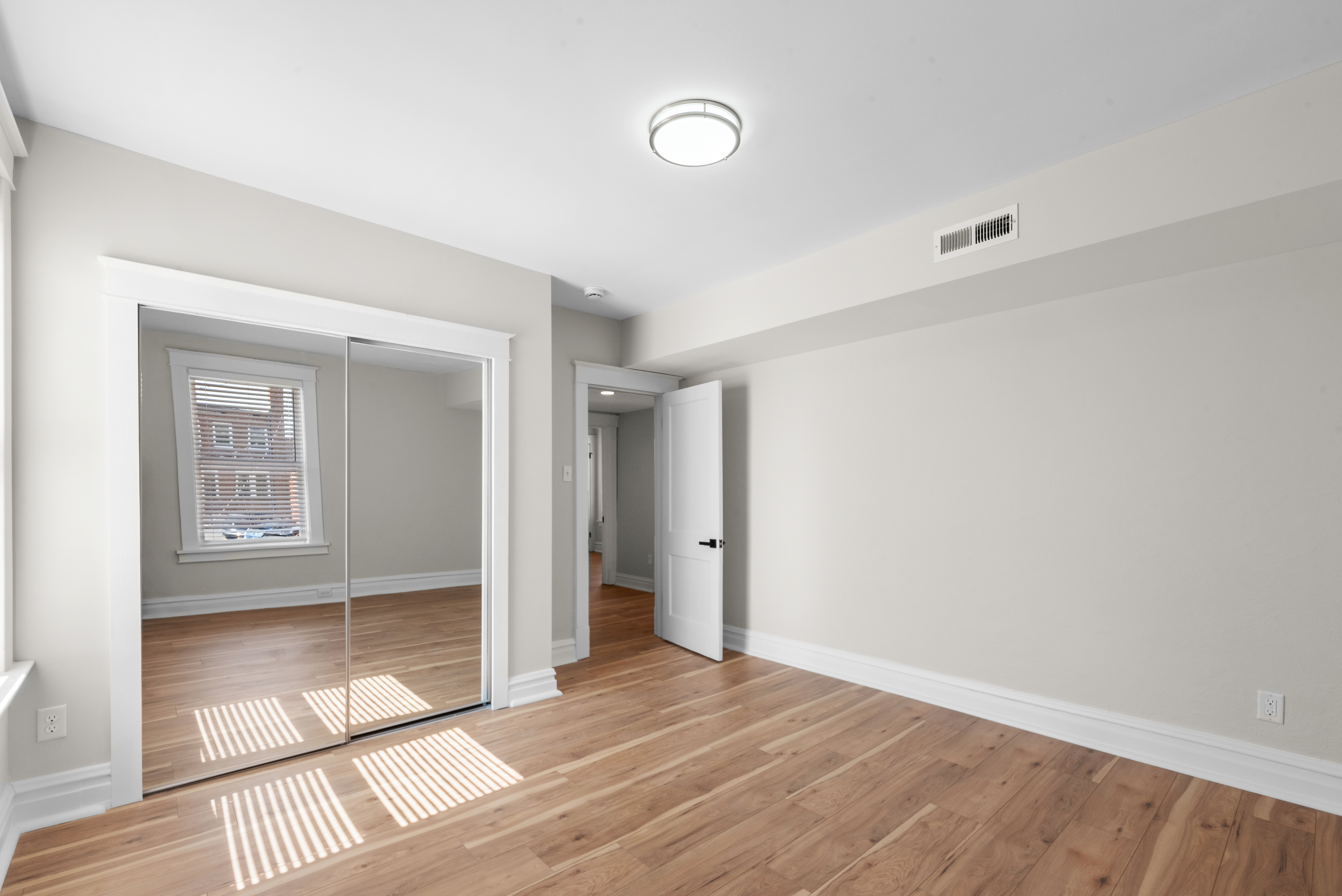  Renovated Richmond Heights Two-Family - 物件實景