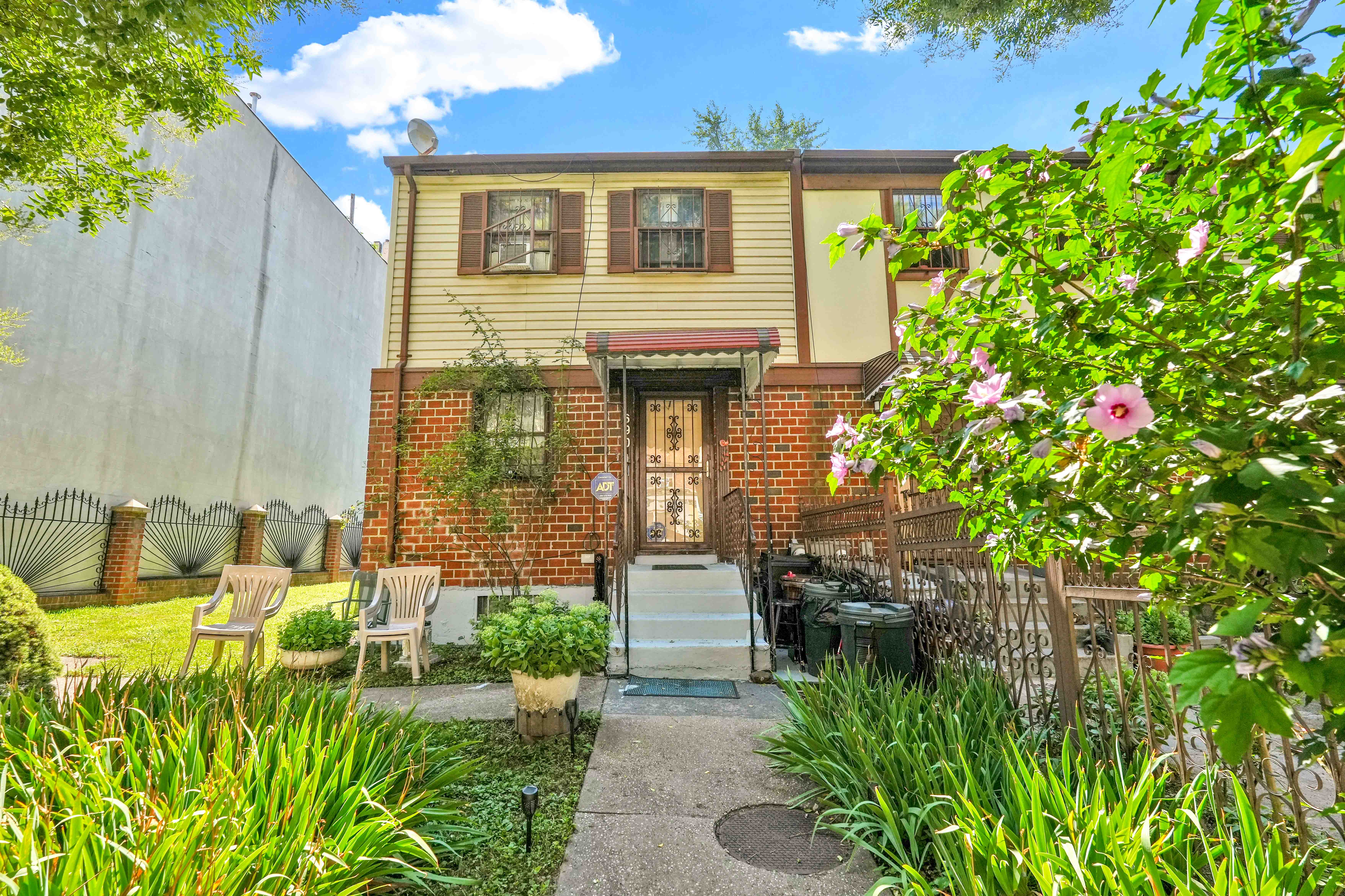 Bronx, New York, 10455, United States, 3 Bedrooms Bedrooms, ,2 BathroomsBathrooms,Residential,For Sale,1931439