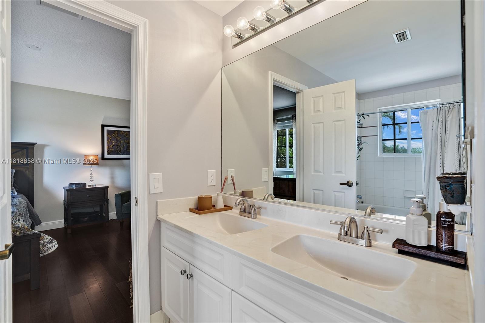 Weston, Florida, 33327, United States, 6 Bedrooms Bedrooms, ,4 BathroomsBathrooms,Residential,For Sale,1850132
