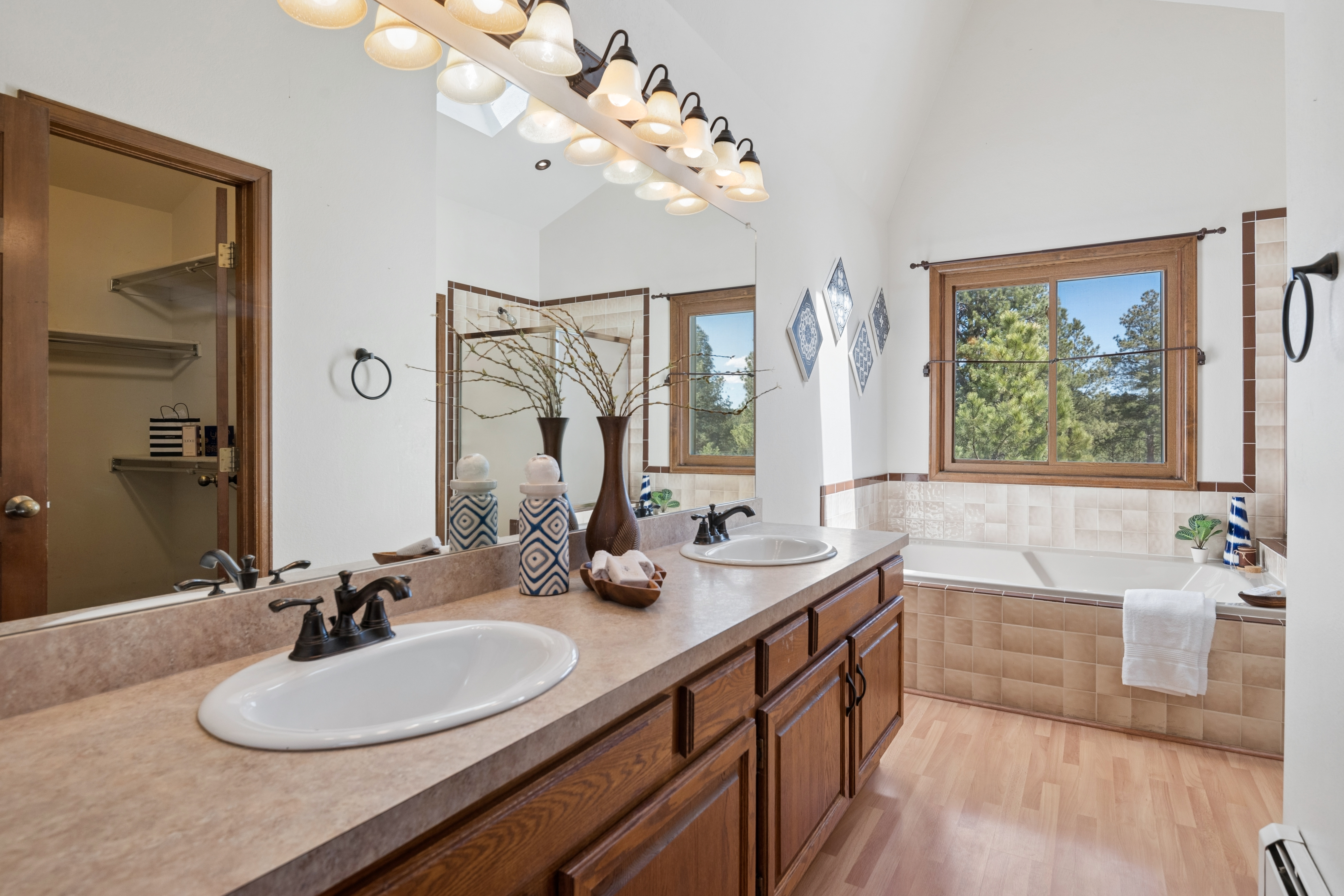  Set behind a gated entry on two and a half wooded acres - 物件實景