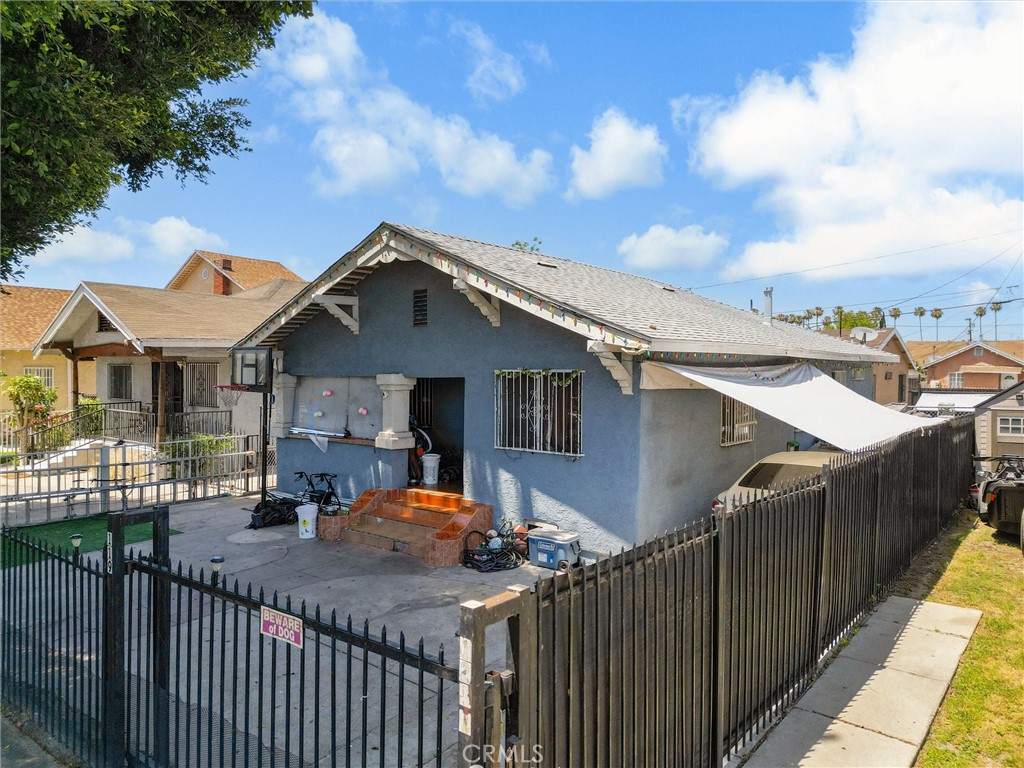 Los Angeles, California, 90003, United States, 5 Bedrooms Bedrooms, ,3 BathroomsBathrooms,Residential,For Sale,1935114