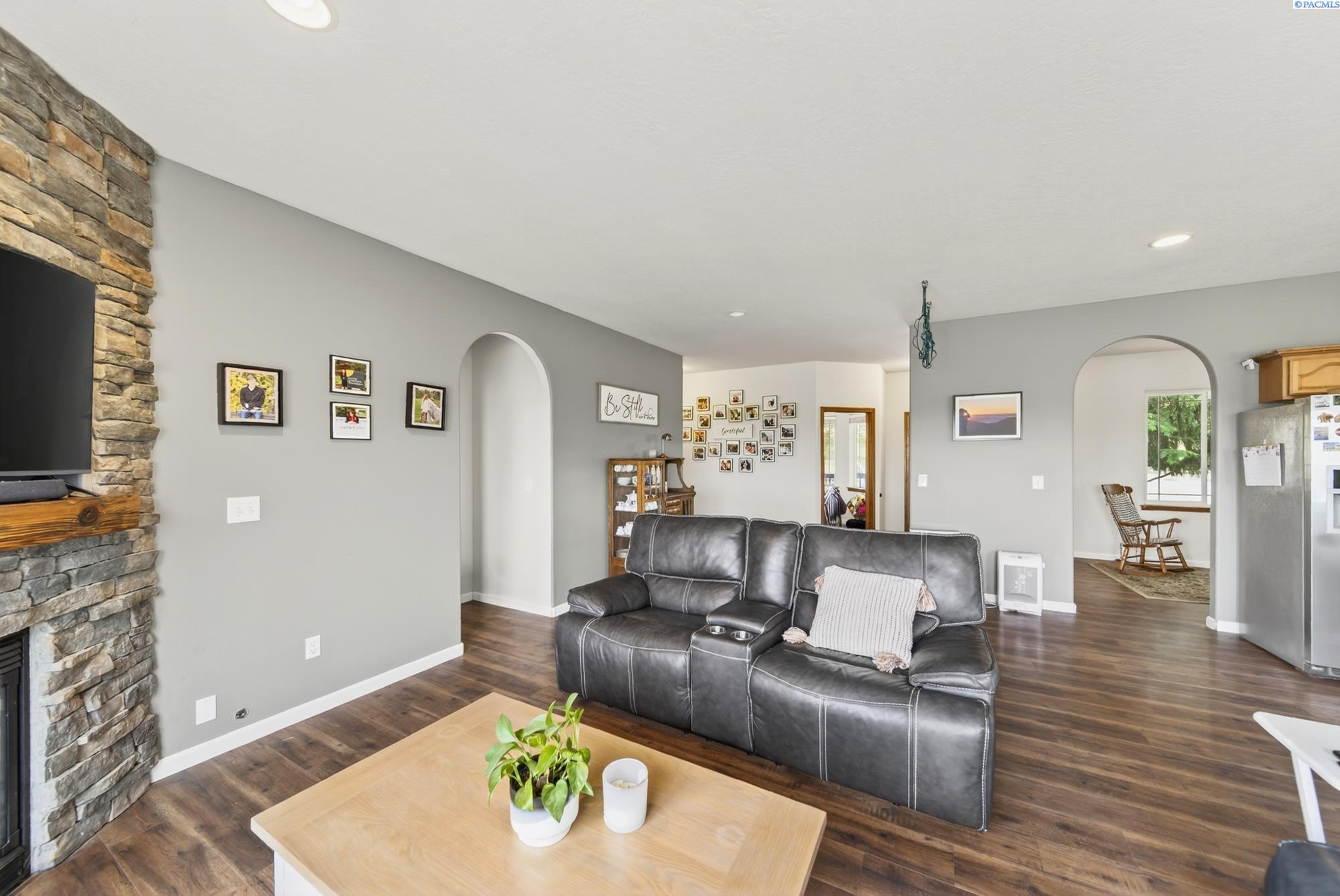 Prosser, Washington, 99350, United States, 3 Bedrooms Bedrooms, ,2 BathroomsBathrooms,Residential,For Sale,1964108