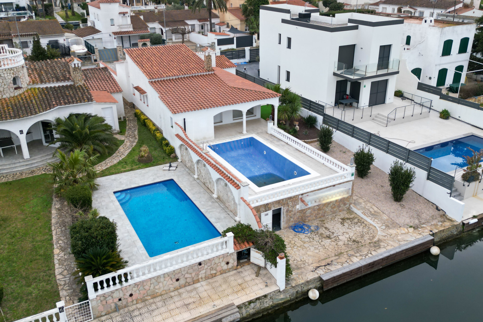  Renovated house on the wide canal with swimming pool. - 物件實景