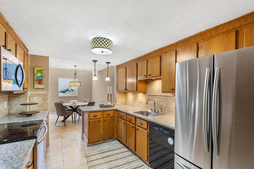 Lynnfield, Massachusetts, 01940, United States, 2 Bedrooms Bedrooms, ,3 BathroomsBathrooms,Residential,For Sale,1979659