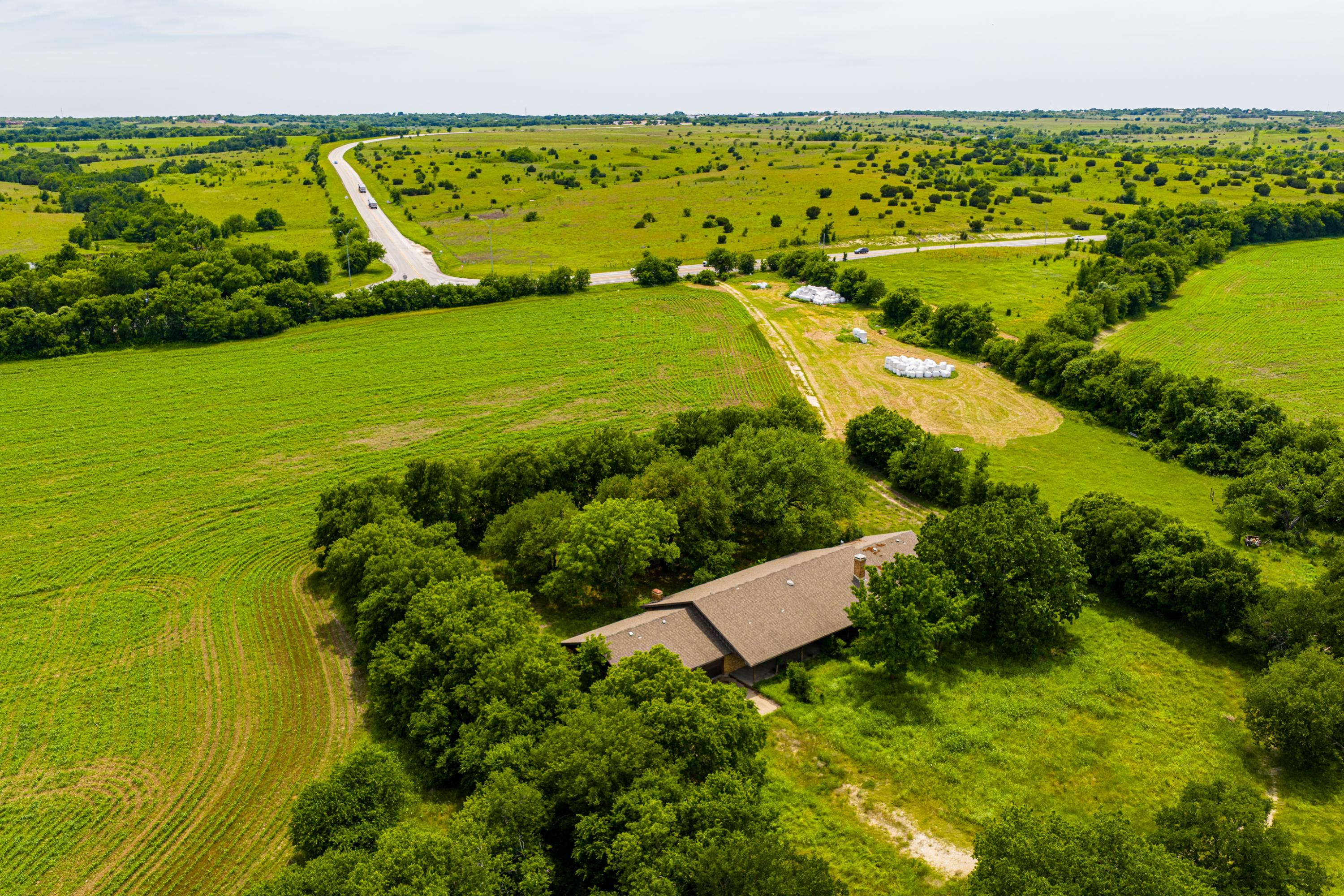  667 Acre Development Property With Two Miles Of Highway Frontage - 物件實景