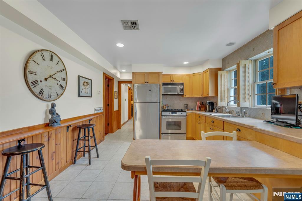 Montvale, New Jersey, 07645, United States, 6 Bedrooms Bedrooms, ,4 BathroomsBathrooms,Residential,For Sale,1950973