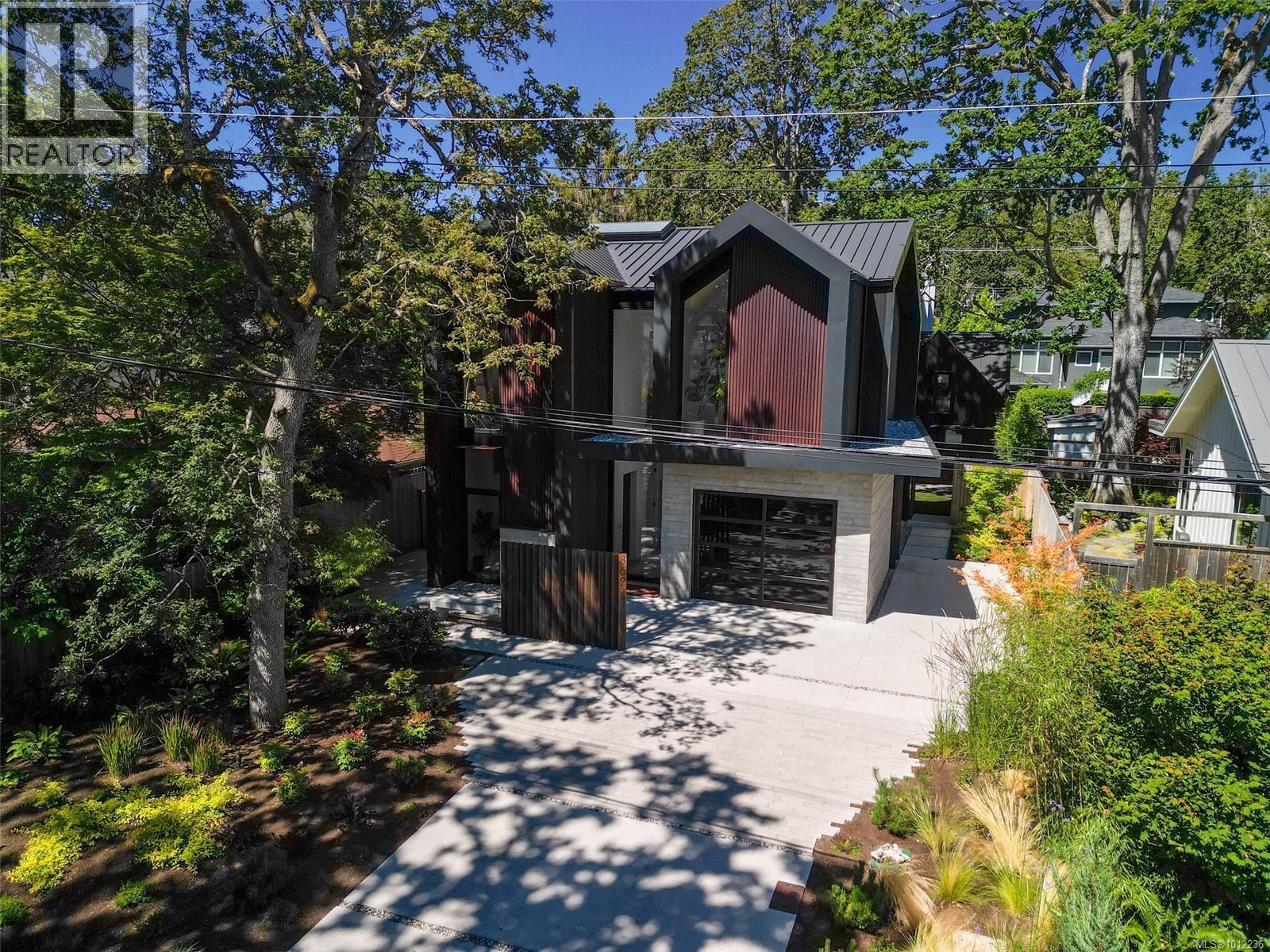 VICTORIA, British Columbia, V8S 4A6, CA, 6 Bedrooms Bedrooms, ,5 BathroomsBathrooms,Residential,For Sale,1948735