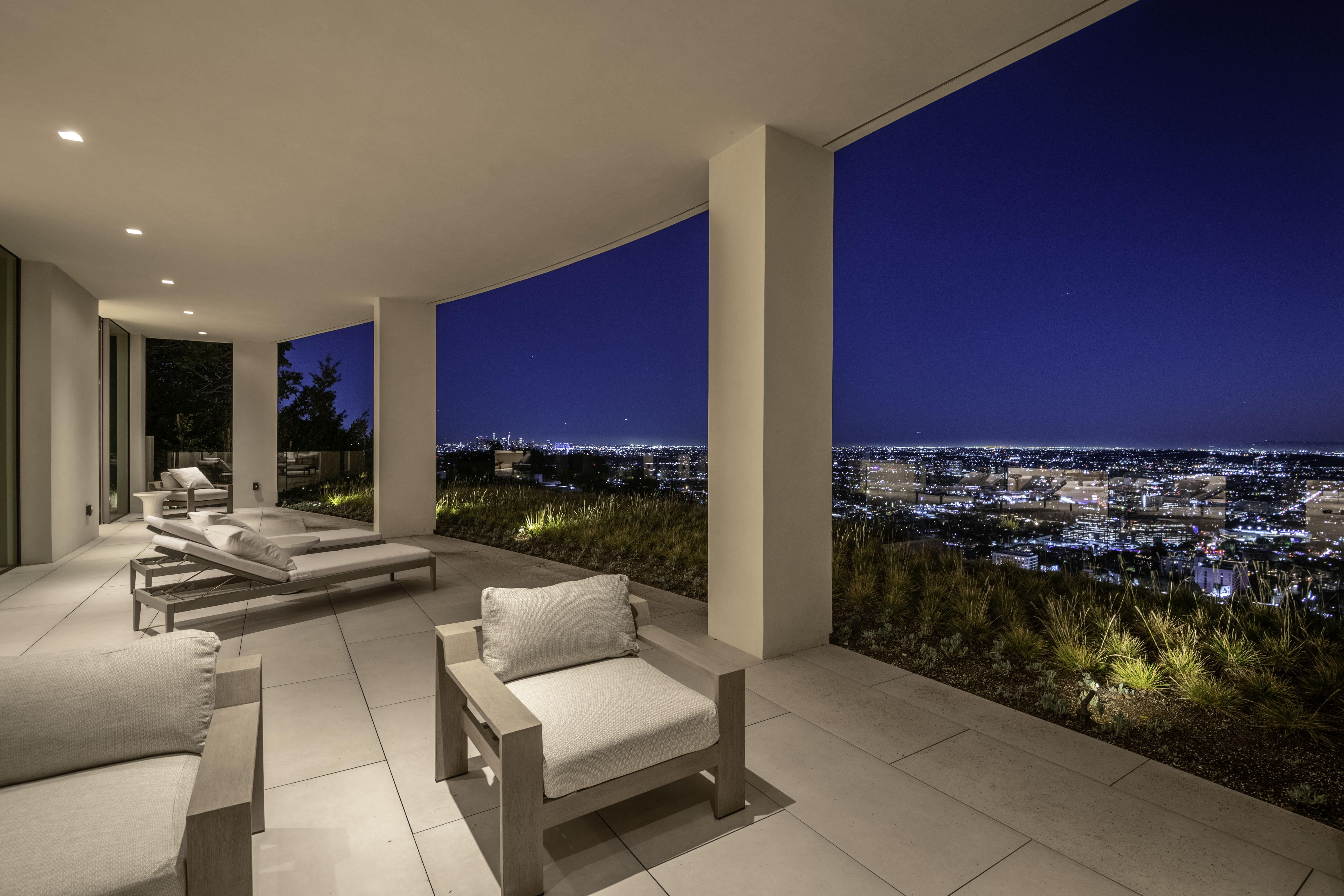 Los Angeles, California, 90069, United States, 7 Bedrooms Bedrooms, ,9 BathroomsBathrooms,Residential,For Sale,1925200